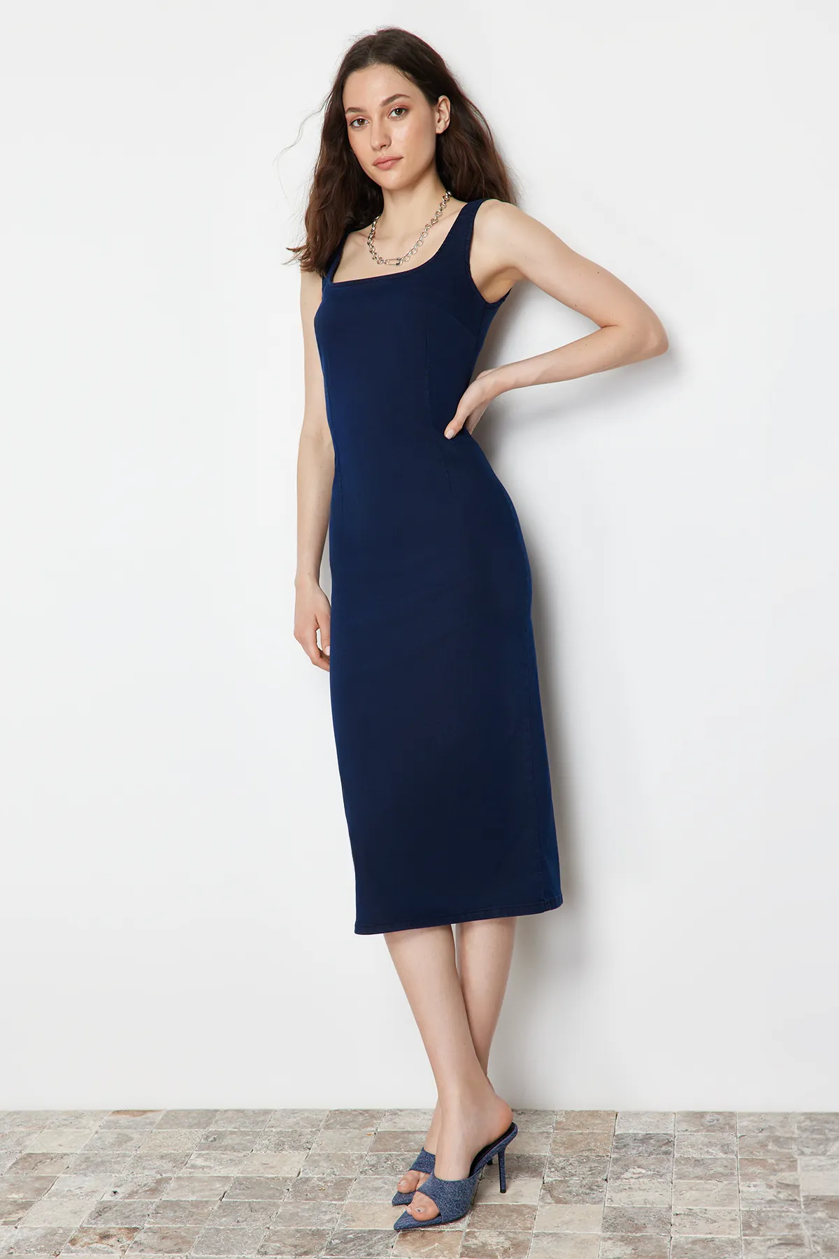 Trendyol Collection  Dunkelblaues Denim-Midikleid mit detaillierten Nähten TWOSS24EL00380