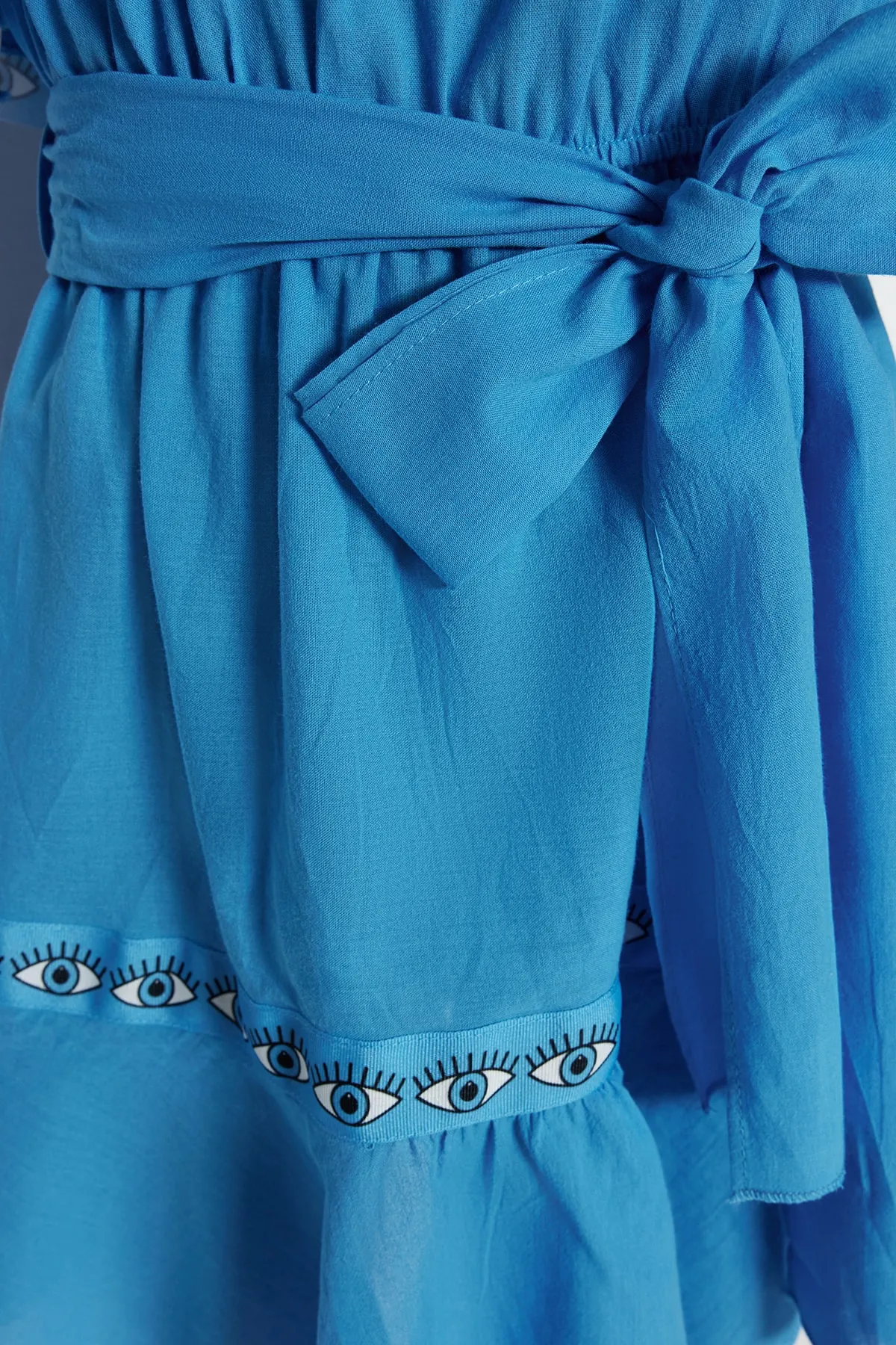 Trendyol Collection  Blaues, einschultriges Mini-Strandkleid aus 100 % Baumwolle mit gewebtem Band und Gürtel TBESS23EL00137