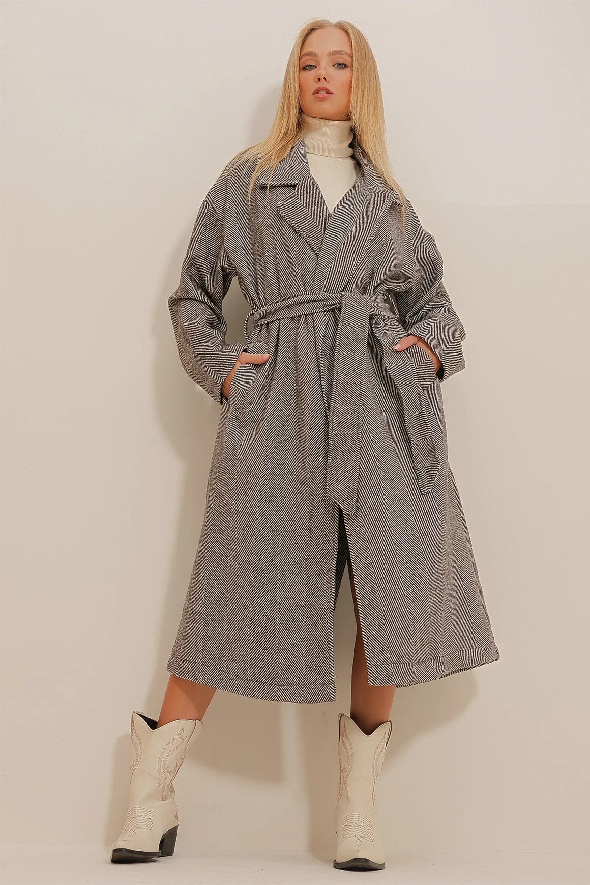 Trend Alaçatı Stili  Brauner zweireihiger Mantel für Damen mit Taillengürtel und Fischgrätmuster im Stempelmuster ALC-X10824