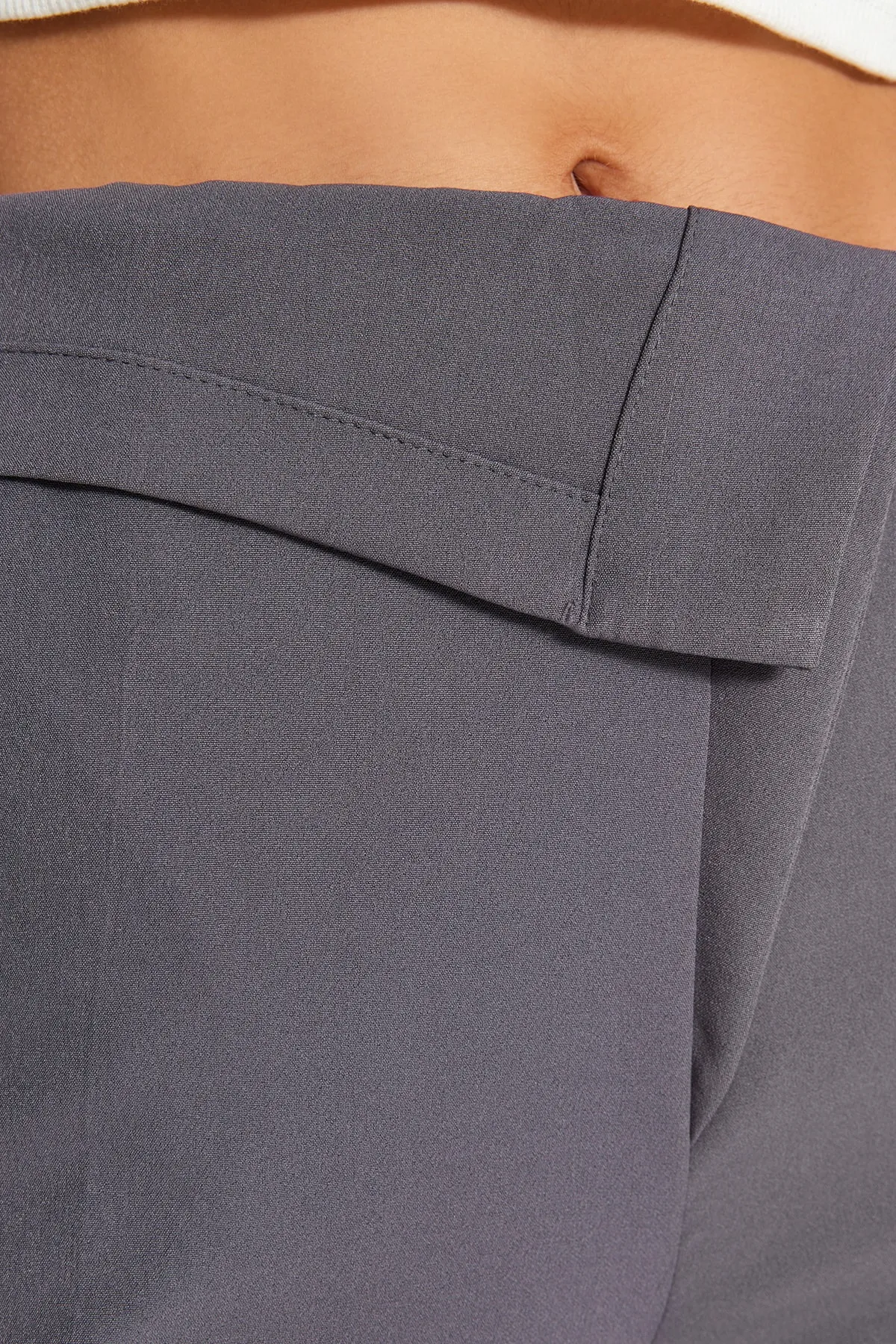 Trendyol Collection  Anthrazitfarbene, gerade geschnittene Webhose mit Gürtel und detailliertem Detail TWOAW24PL00055
