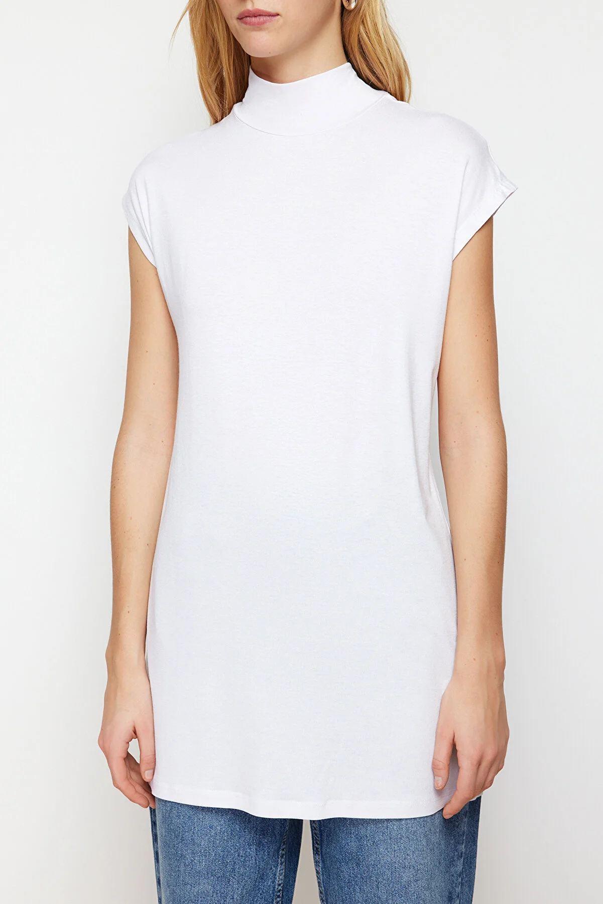 Trendyol Modest  Weiße ärmellose Unterwäsche-Tunika aus Strick mit Stehkragen TCTSS21TN0249