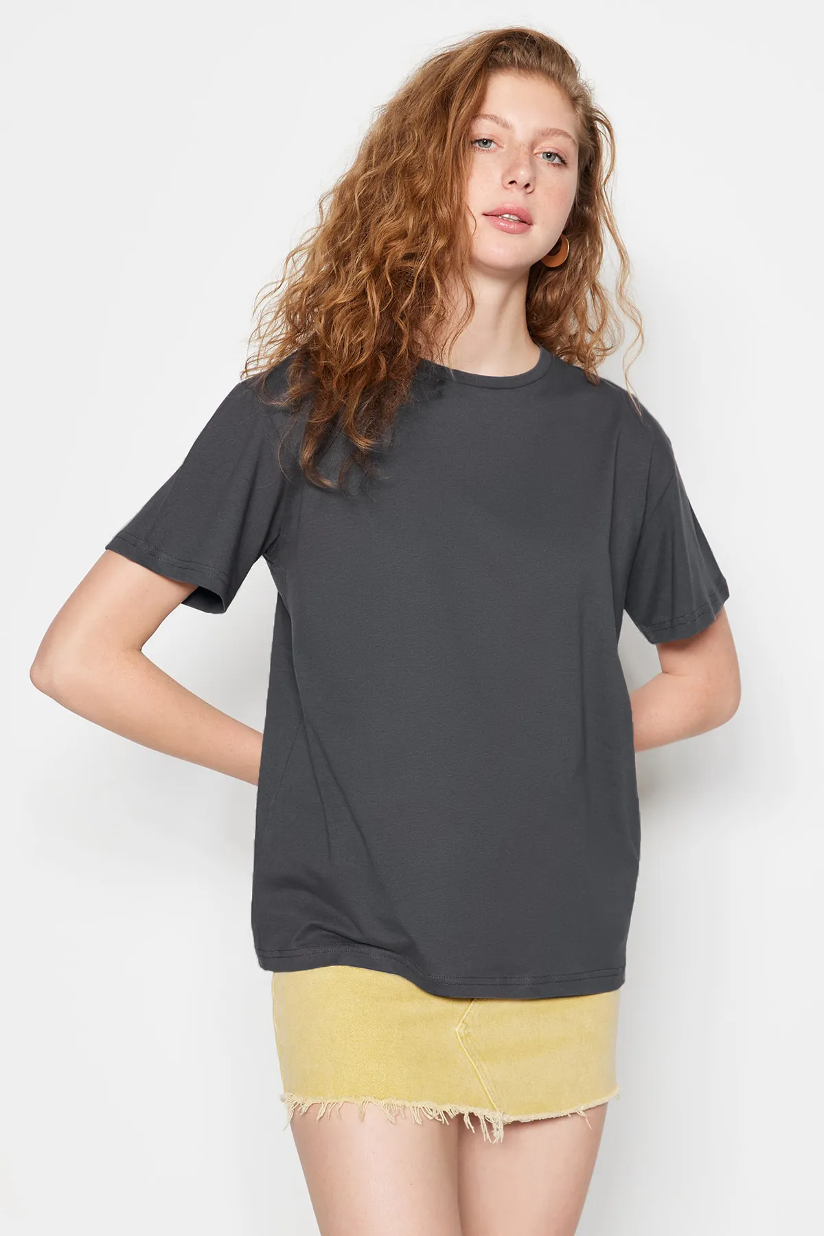 Trendyol Collection  Anthrazitfarbenes Boyfriend-Strick-T-Shirt aus 100 % Baumwolle mit Rundhalsausschnitt TWOSS20TS0134