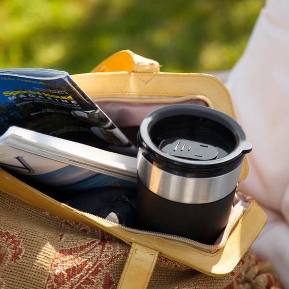 Kompakte Kaffeemaschine mit Thermobecher, silber