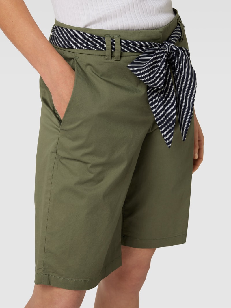 Bermudas mit Stoffgürtel in olivgrün