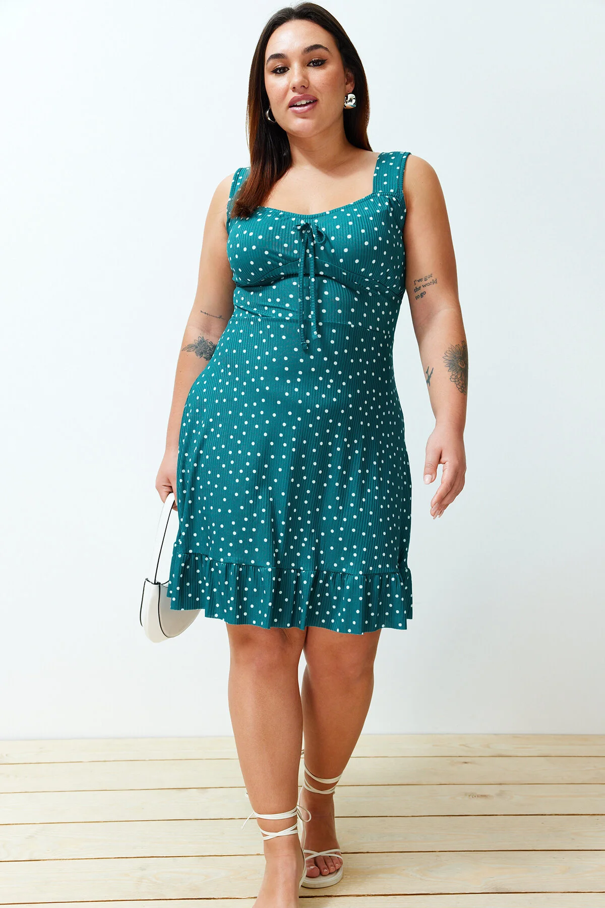Trendyol Curve  Petrolfarbenes, gepunktetes Mini-Strickkleid mit quadratischem Kragen und Volants in A-Linie TBBSS24AH00127