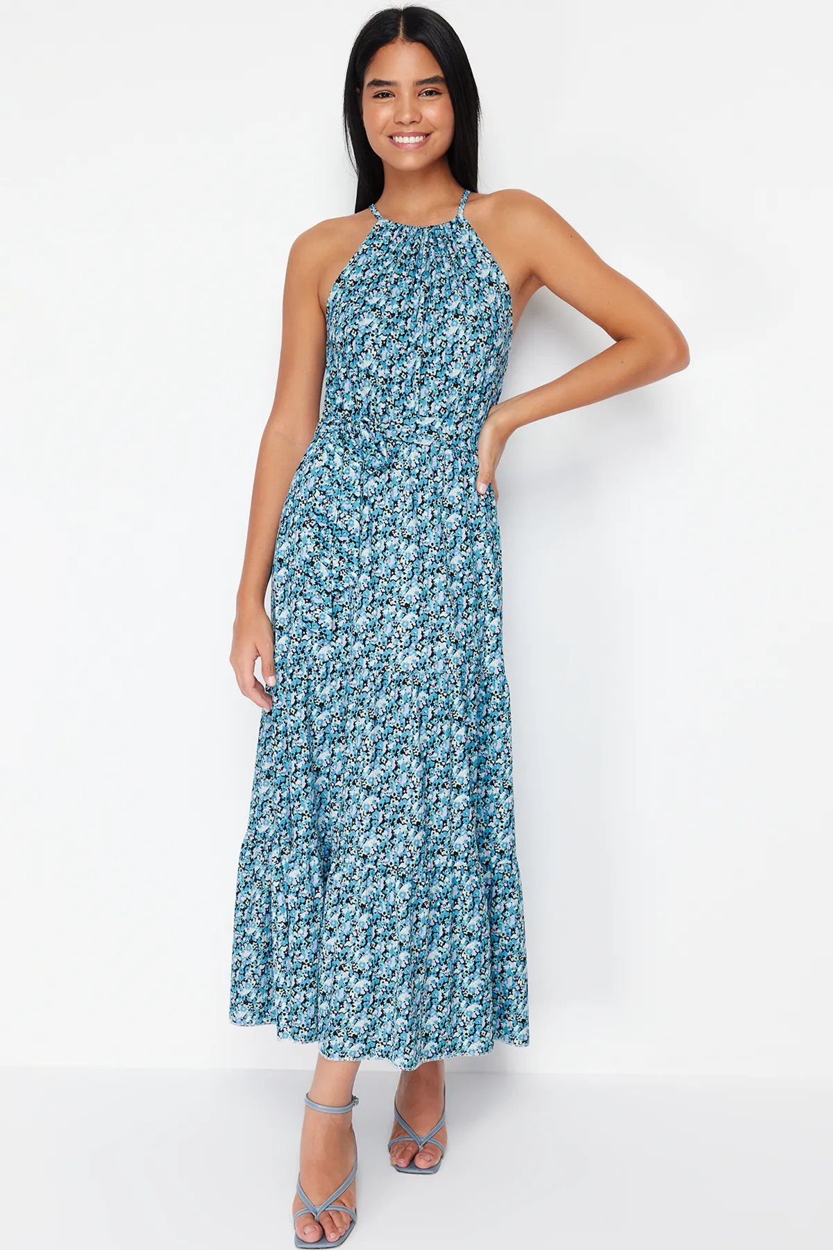 Trendyol Collection  Blaues geblümtes Skater-/Taillen-Neckholder-Maxikleid mit geripptem, dehnbarem Strick TWOSS24EL00418