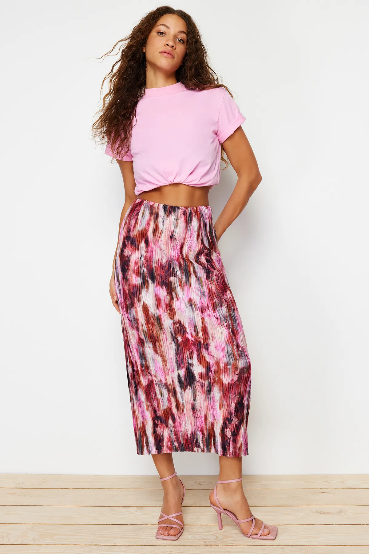 Trendyol Collection  Roter bedruckter Plissierter Maxi-Strickrock mit normaler elastischer Taille TWOSS24ET00055