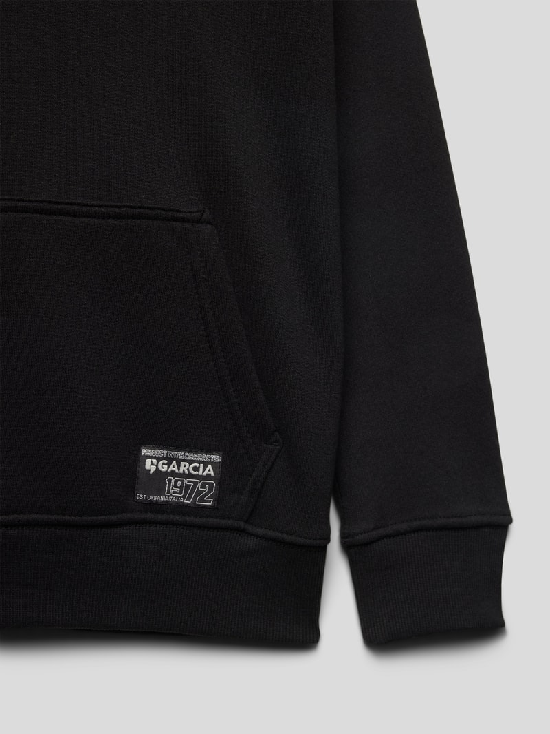 Hoodie im Used-Look in schwarz