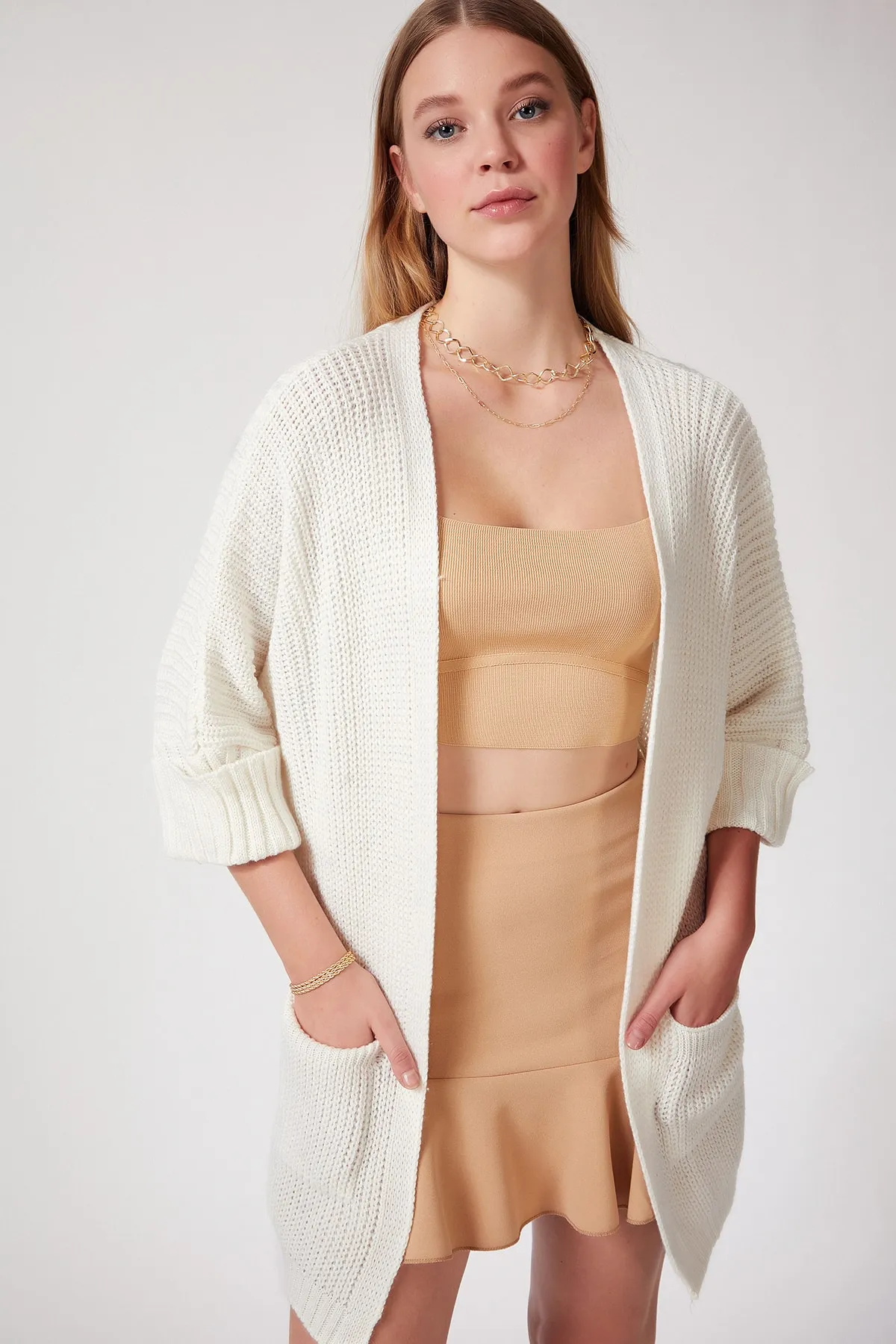 Happiness İstanbul  Cremeweiße Oversize-Strickjacke mit langen Taschen für Damen AS00003