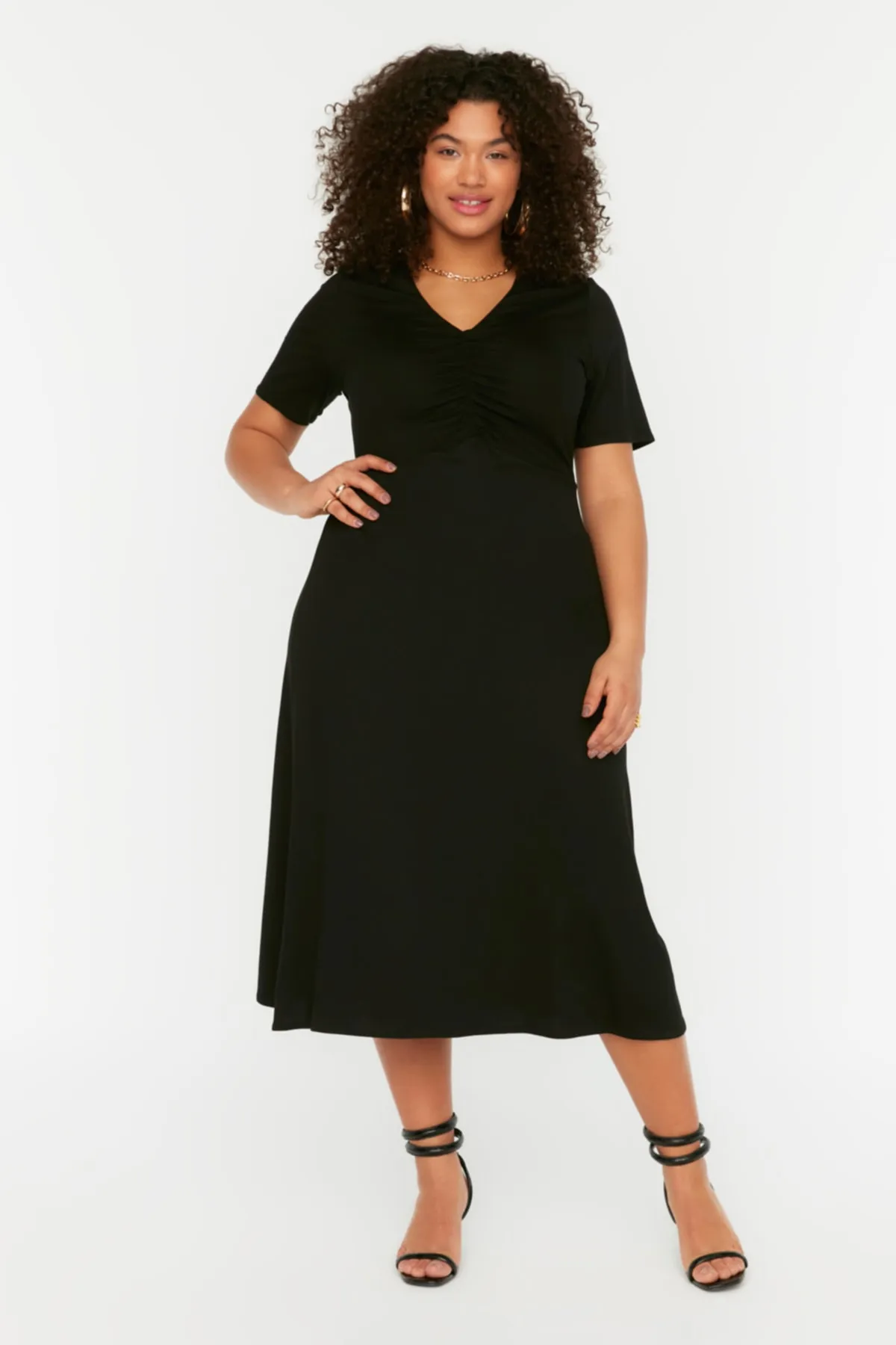 Trendyol Curve  Schwarzes, detailliertes Skater-Strickkleid mit V-Ausschnitt und Raffung TBBSS22EL2530