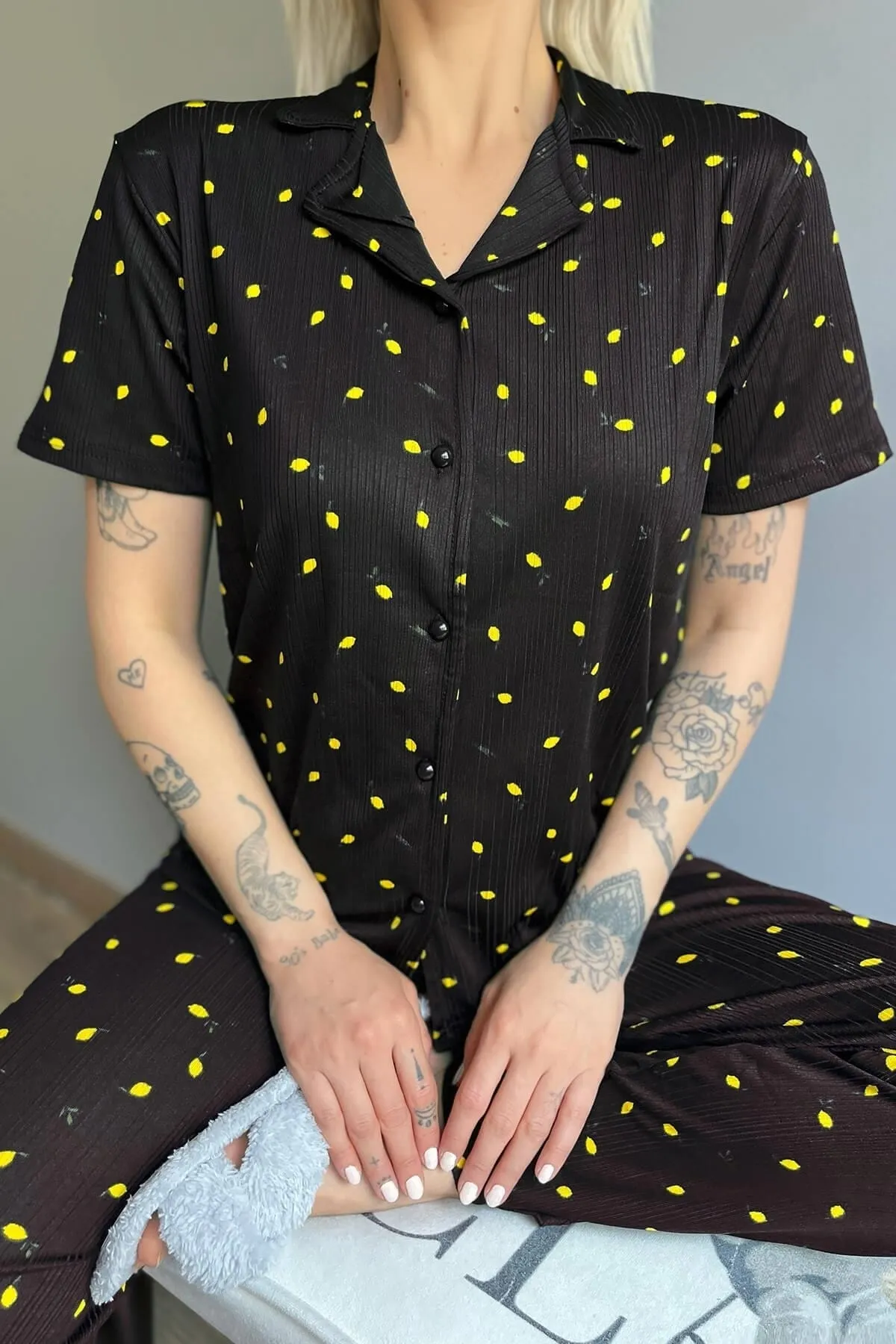 Pijamaevi  Kurzarm-Damenpyjama-Set mit Zitronenmuster und gestrickter Vorderseite mit Knöpfen