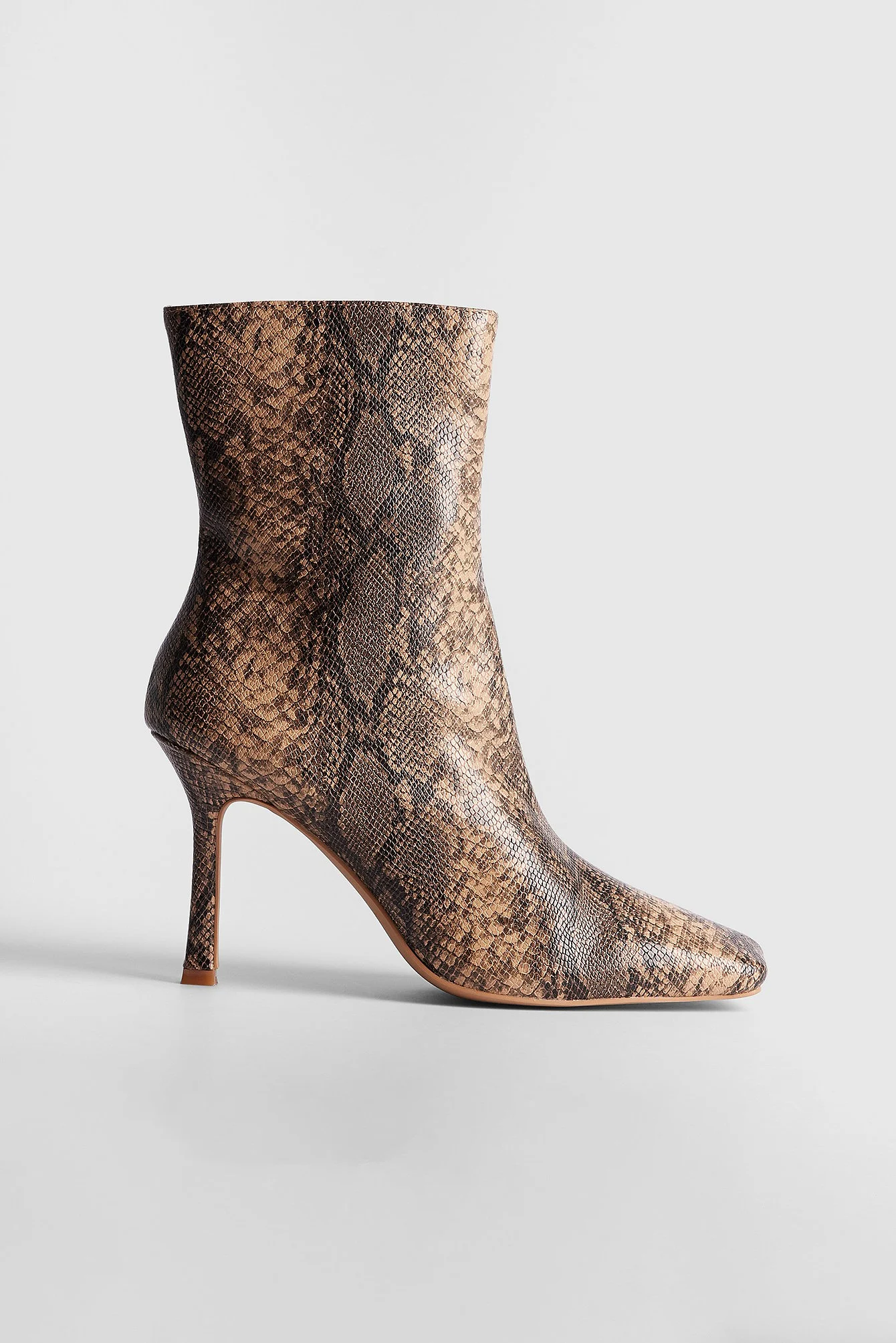 Stiefel in Schlangenoptik