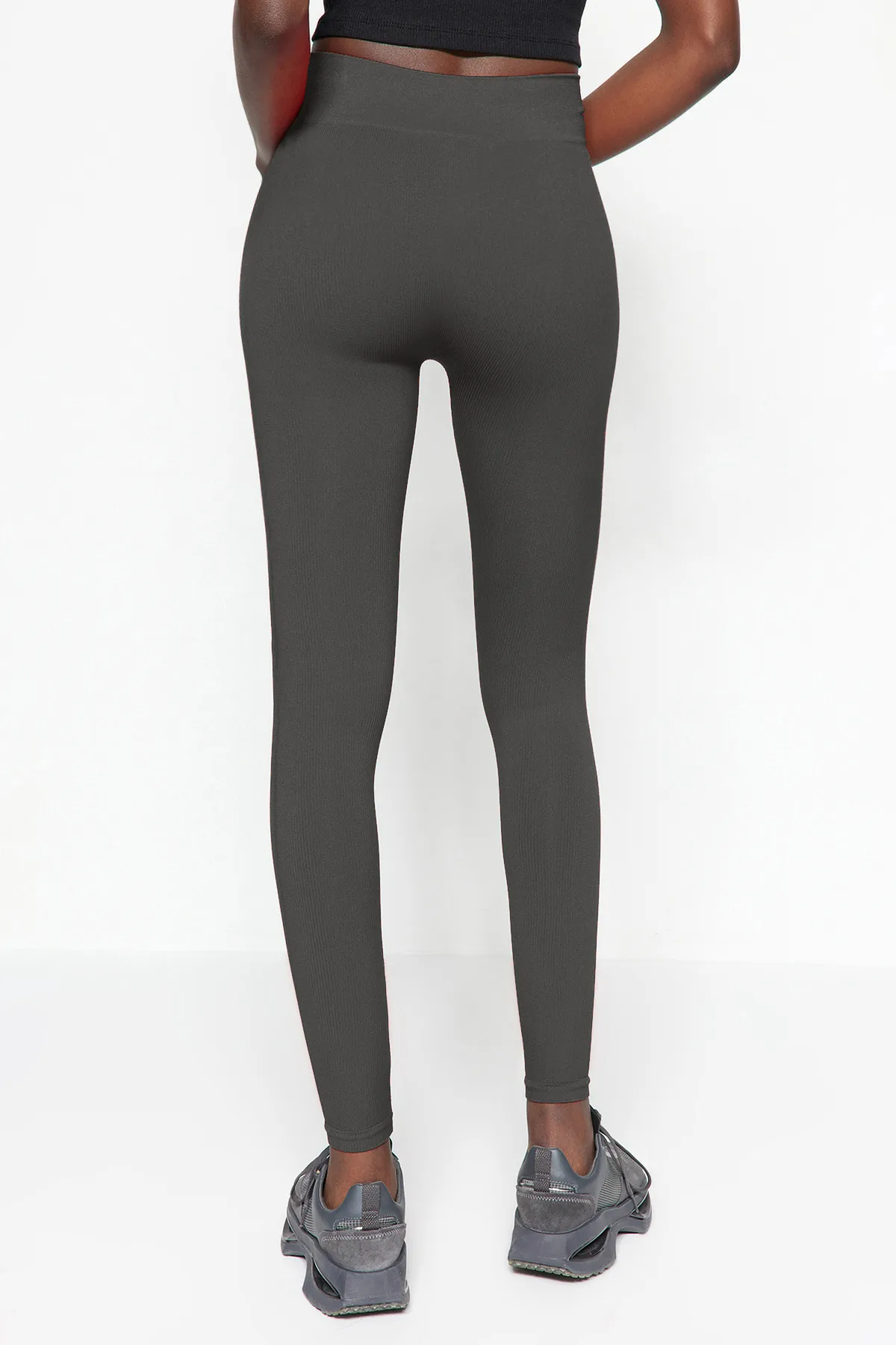 Trendyol Collection  Dunkle anthrazitfarbene nahtlose/nahtlose gestrickte Sportstrumpfhose in voller Länge TWOAW20TA0071