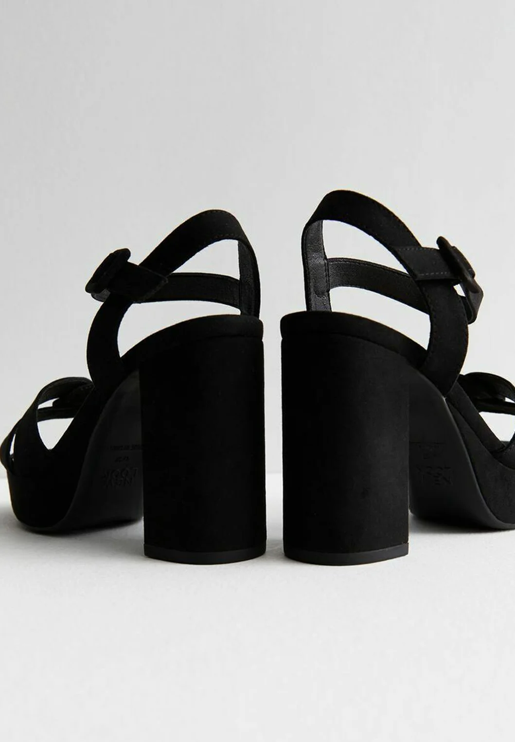 Sandalias de plataforma con tacón cuadrado y giro en dos partes de New Look