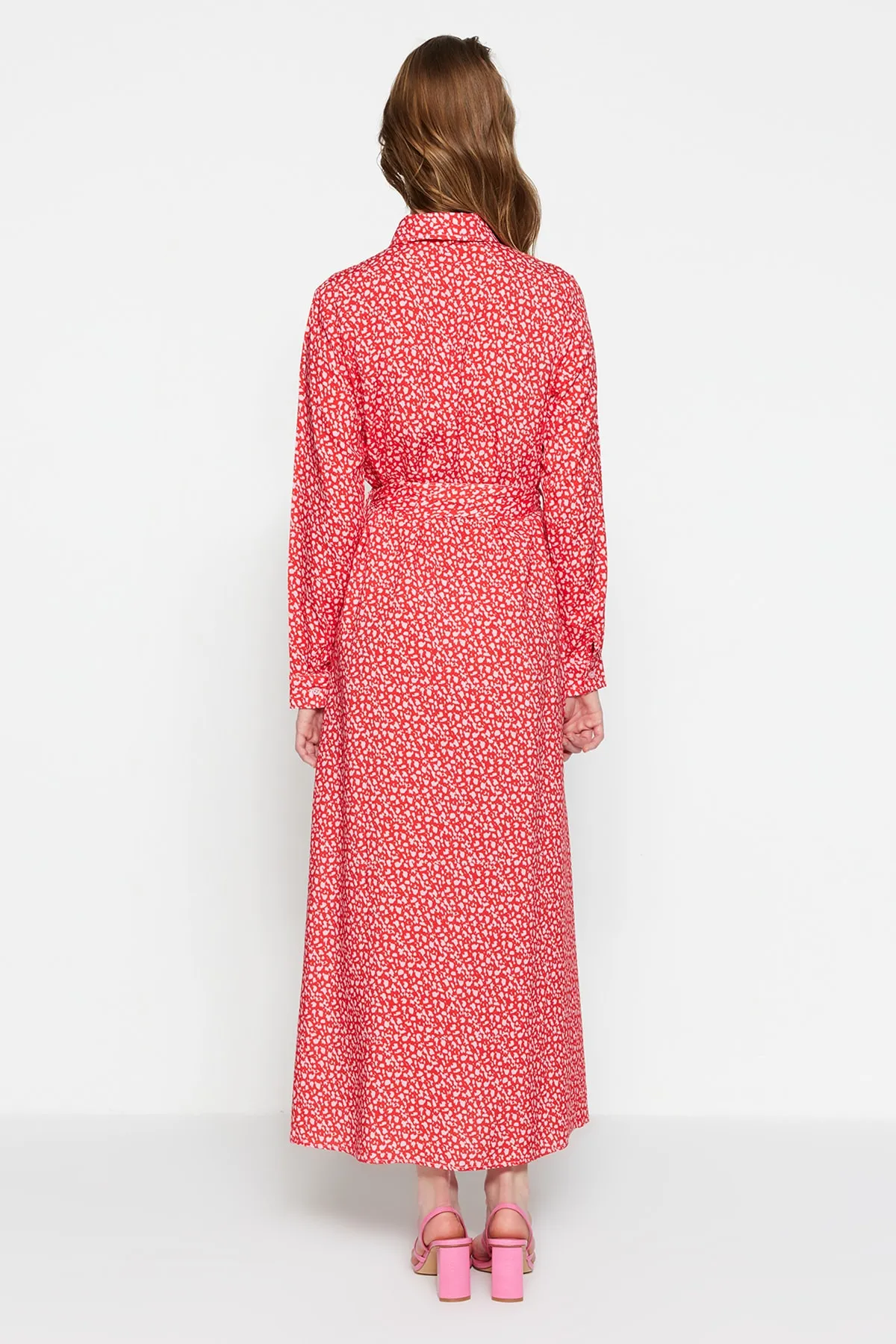 Trendyol Modest  Rosa Hemdblusenkleid aus 100 % gewebter Viskose mit Tiermuster und Gürtel TCTSS21EL3445