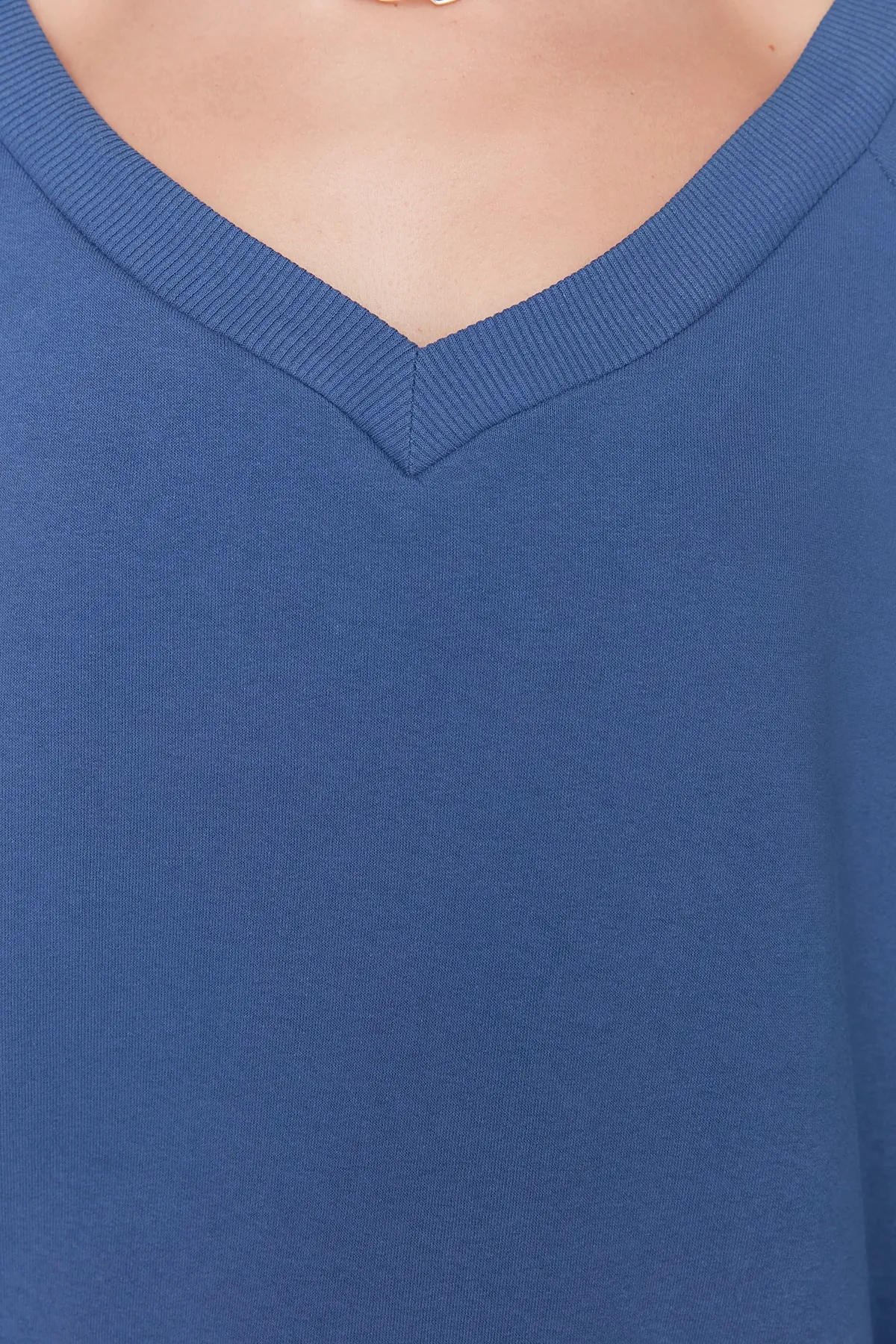 Trendyol Collection  Indigo Boat V-Ausschnitt Basic Dickes Fleece Innen Gestricktes Sweatshirt TWOAW23SW00184