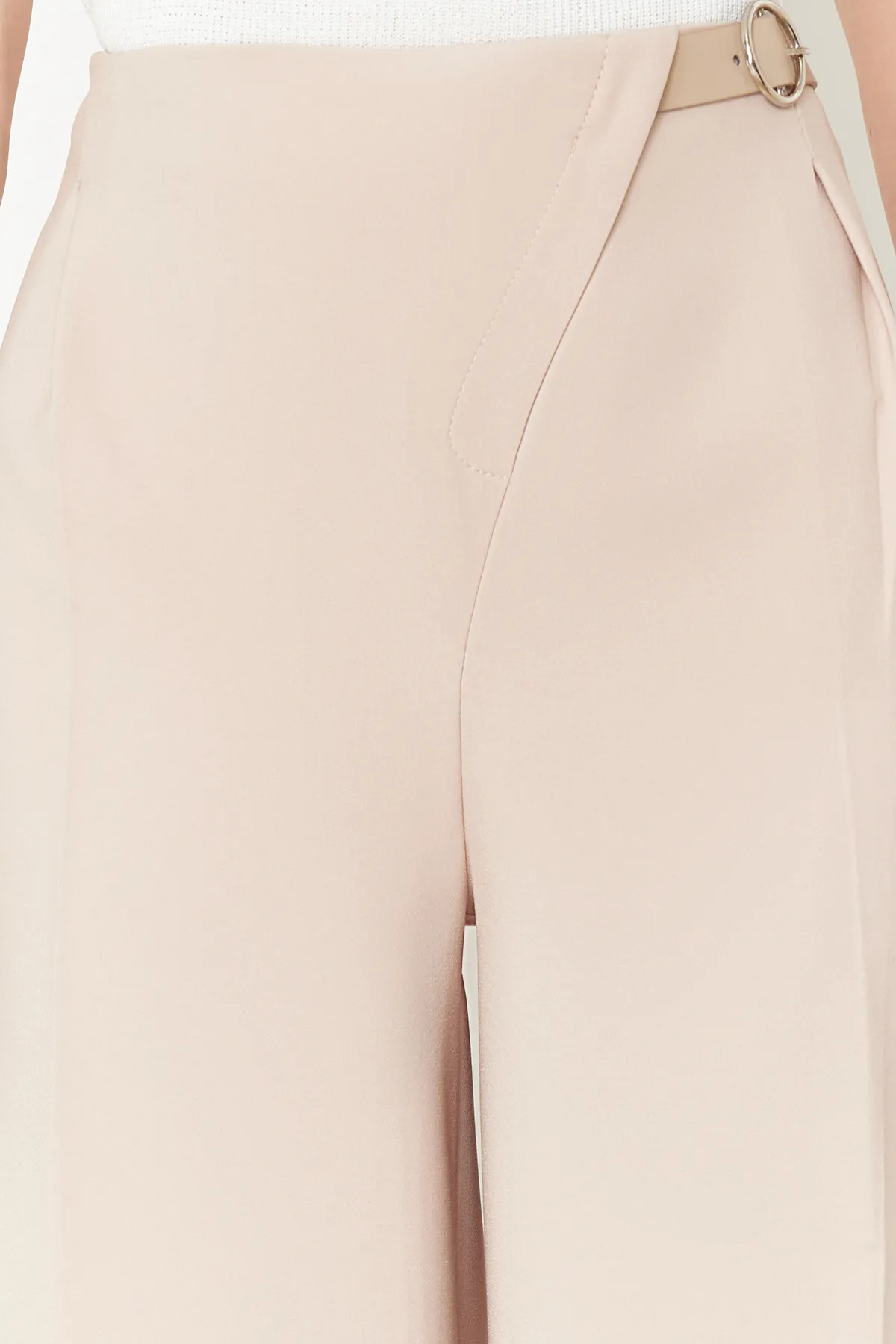 Trendyol Collection  Beige Hose mit weitem Bein und Gürtel aus Iron Trace-Gewebe TWOSS24PL00156
