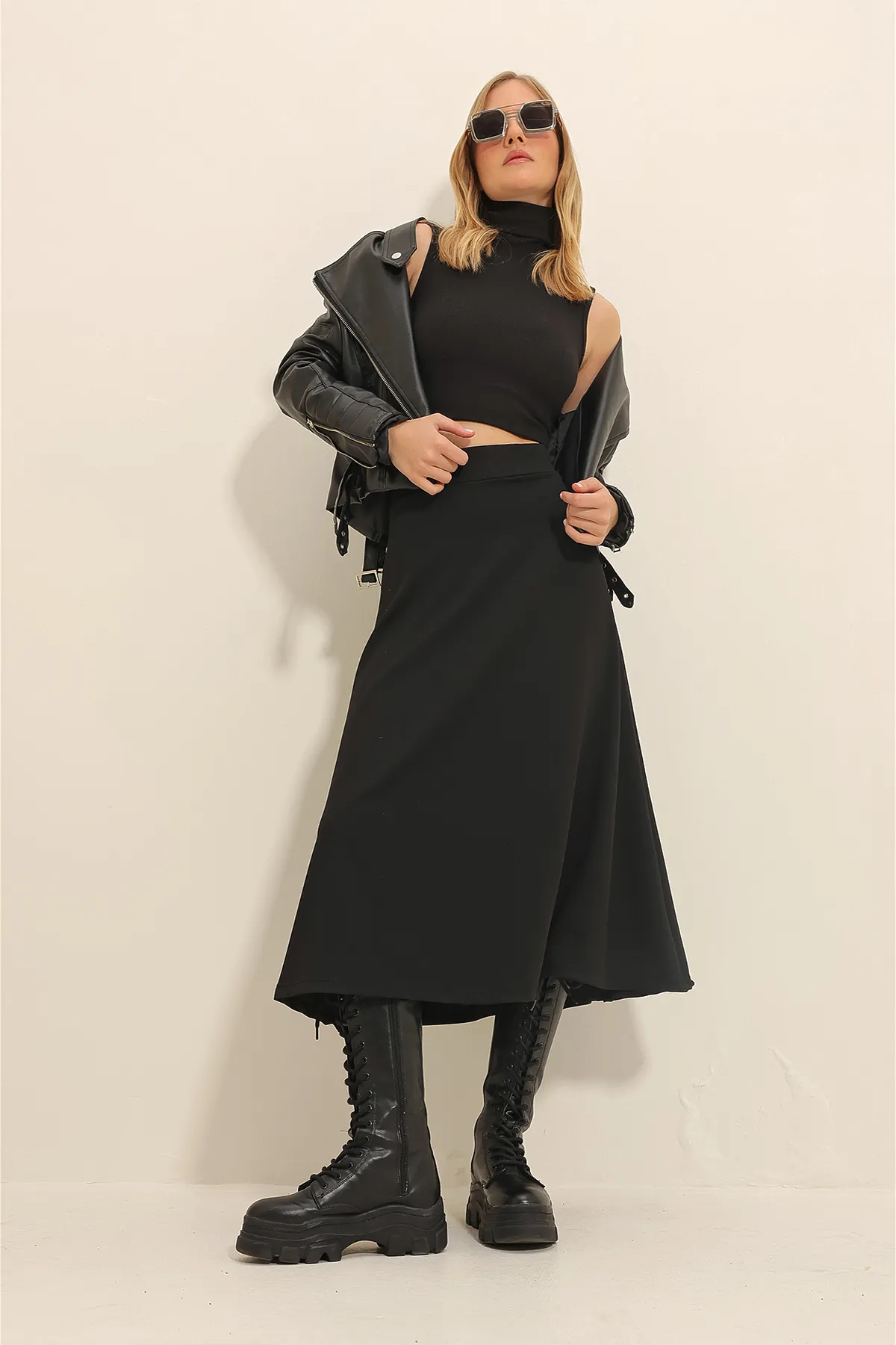 Trend Alaçatı Stili  Schwarzer Damenrock mit hoher Taille und elastischer Taille in A-Form in Midi-Länge ALC-X11324