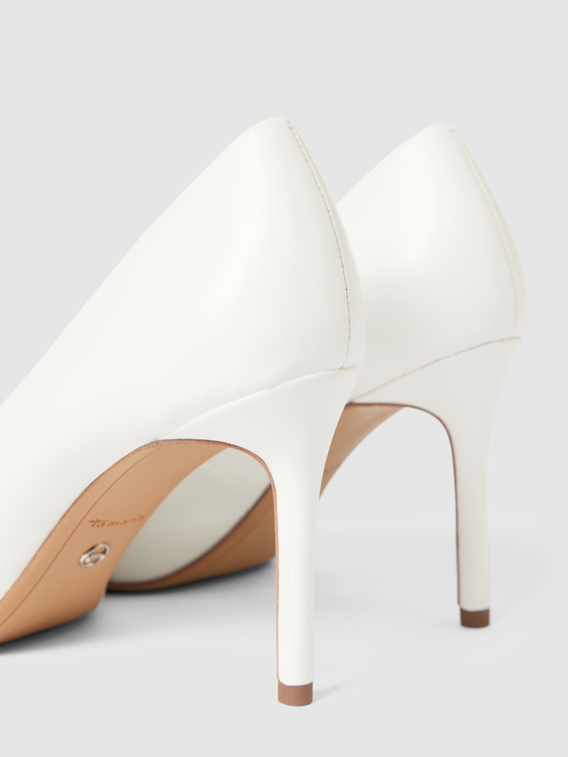 Pumps mit hohem Absatz in weiß
