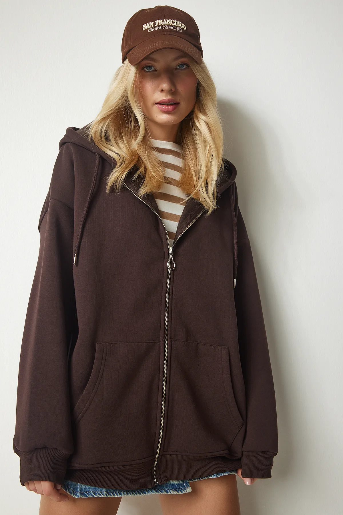 Happiness İstanbul  Braunes Oversize-Sweatshirt mit Kapuze und Reißverschluss für Damen UB00124