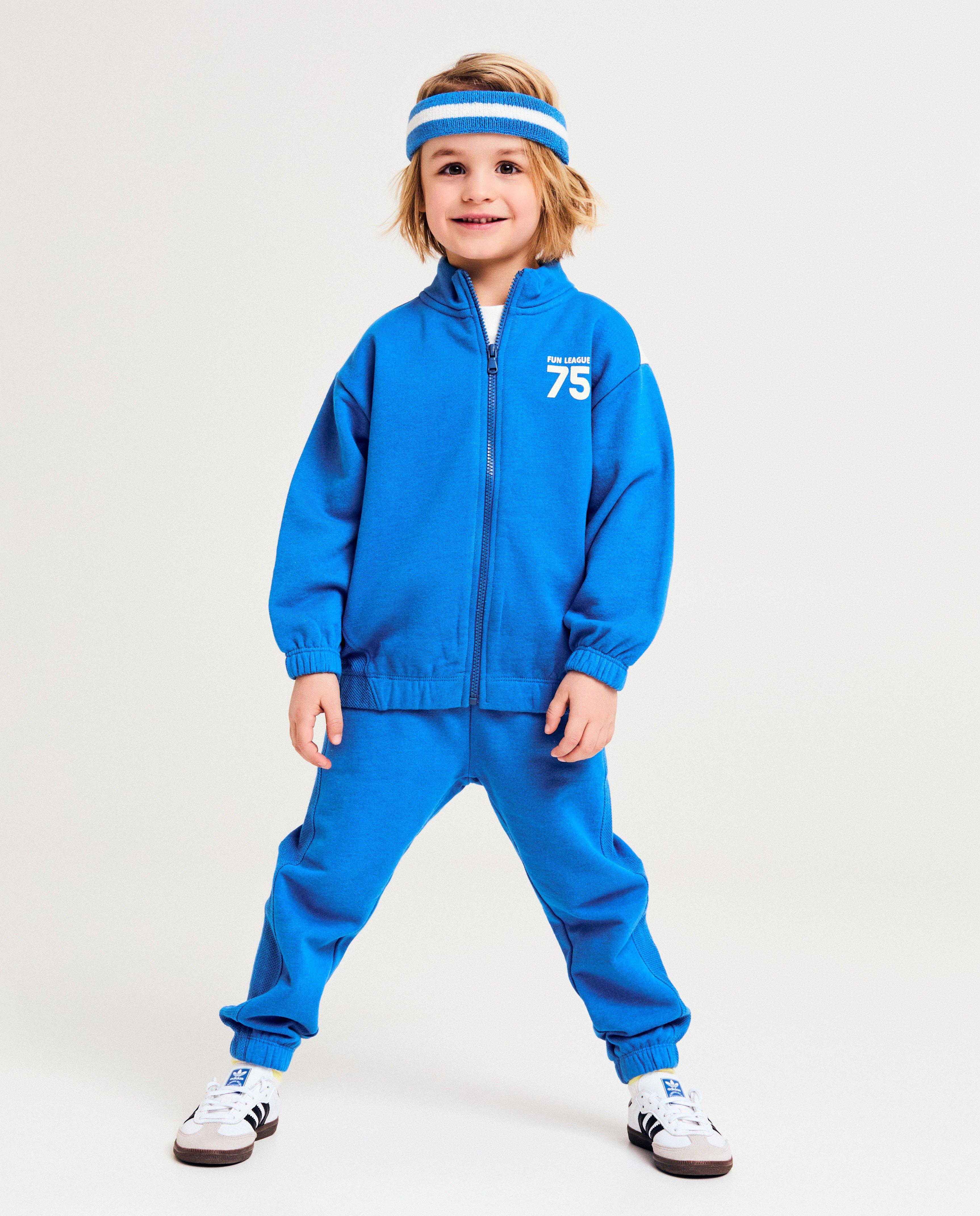 Hanorac Kidz Nation cu litere albastru strălucitor