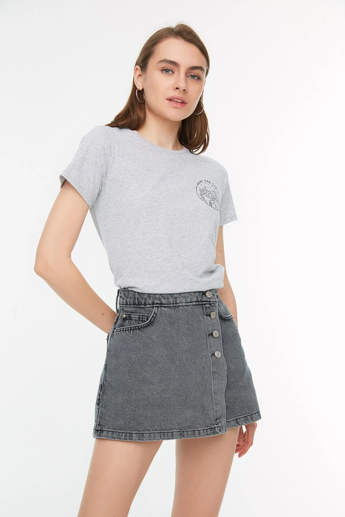 Trendyol Collection  Graue Jeansshorts und Bermudas mit Knopfdetail