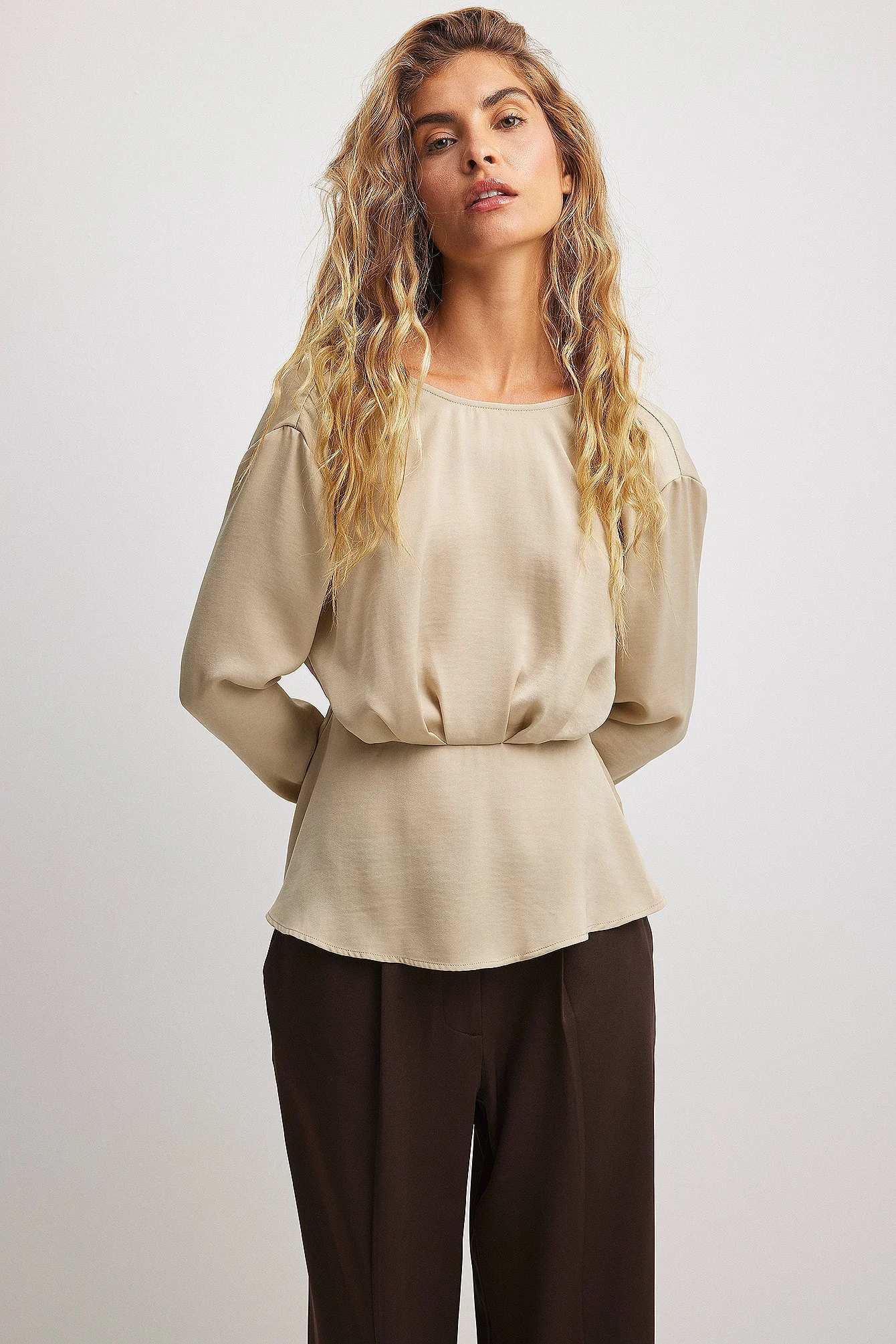 Drapierte Bluse mit V-Rücken