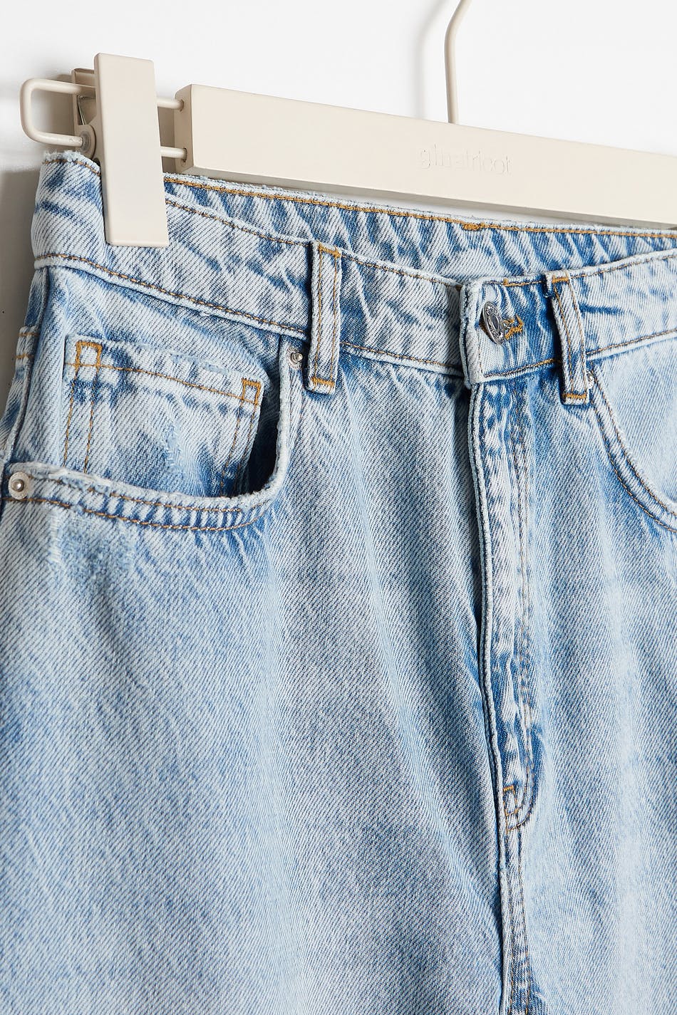 Straight 90s jeans