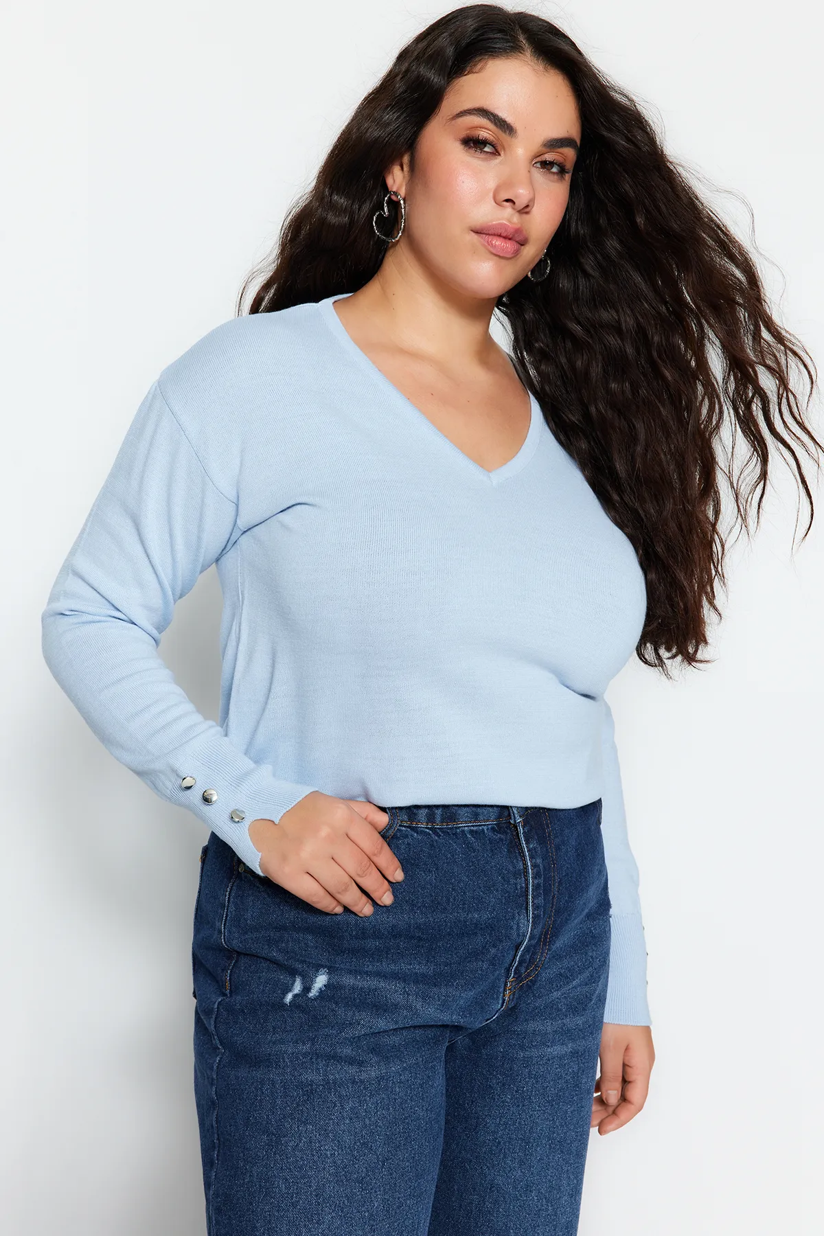 Trendyol Curve  Babyblauer Strickpullover mit V-Ausschnitt und Knopfleiste TBBAW23AN00043