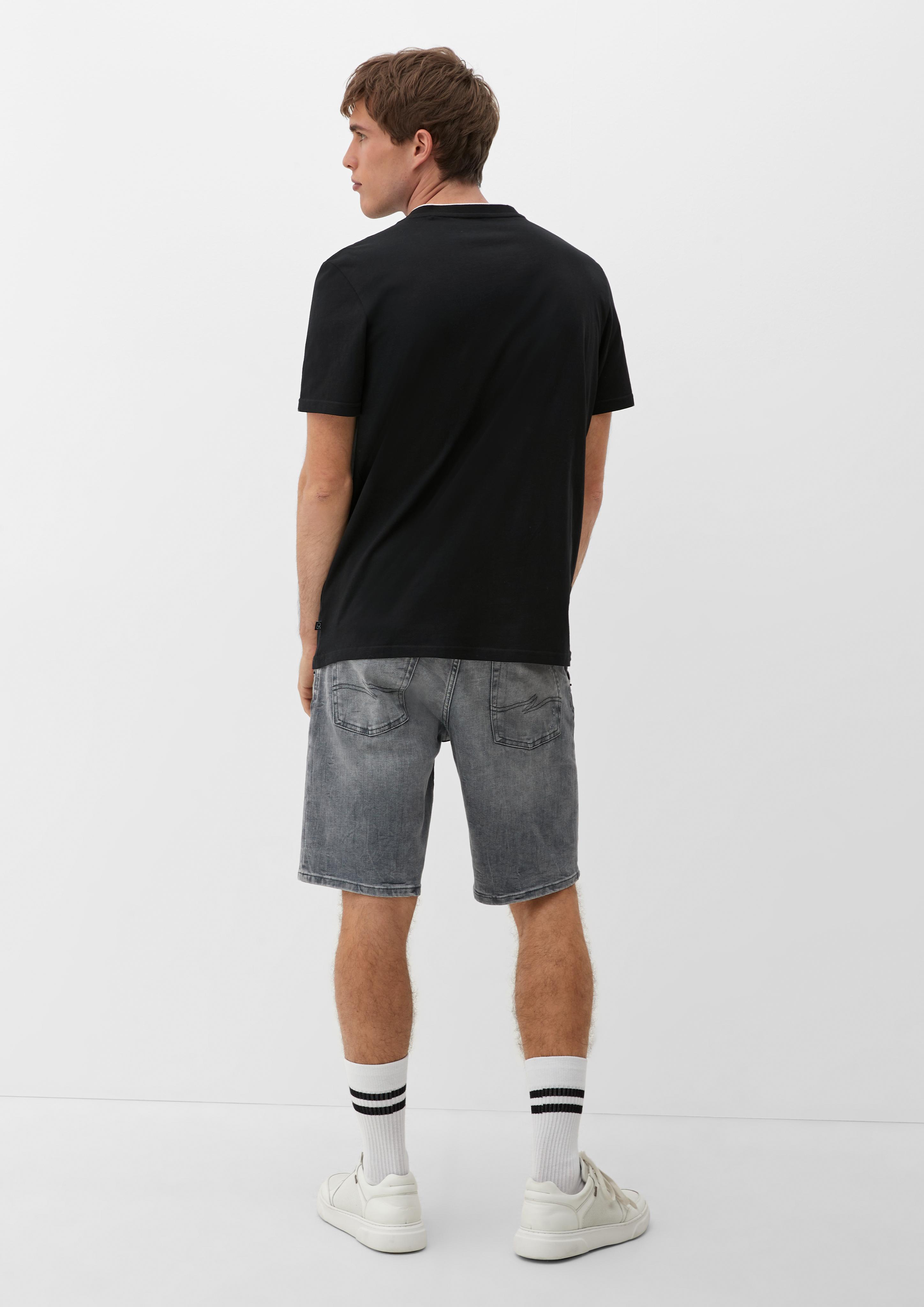 T-Shirt mit V-Ausschnitt  2132132-9999