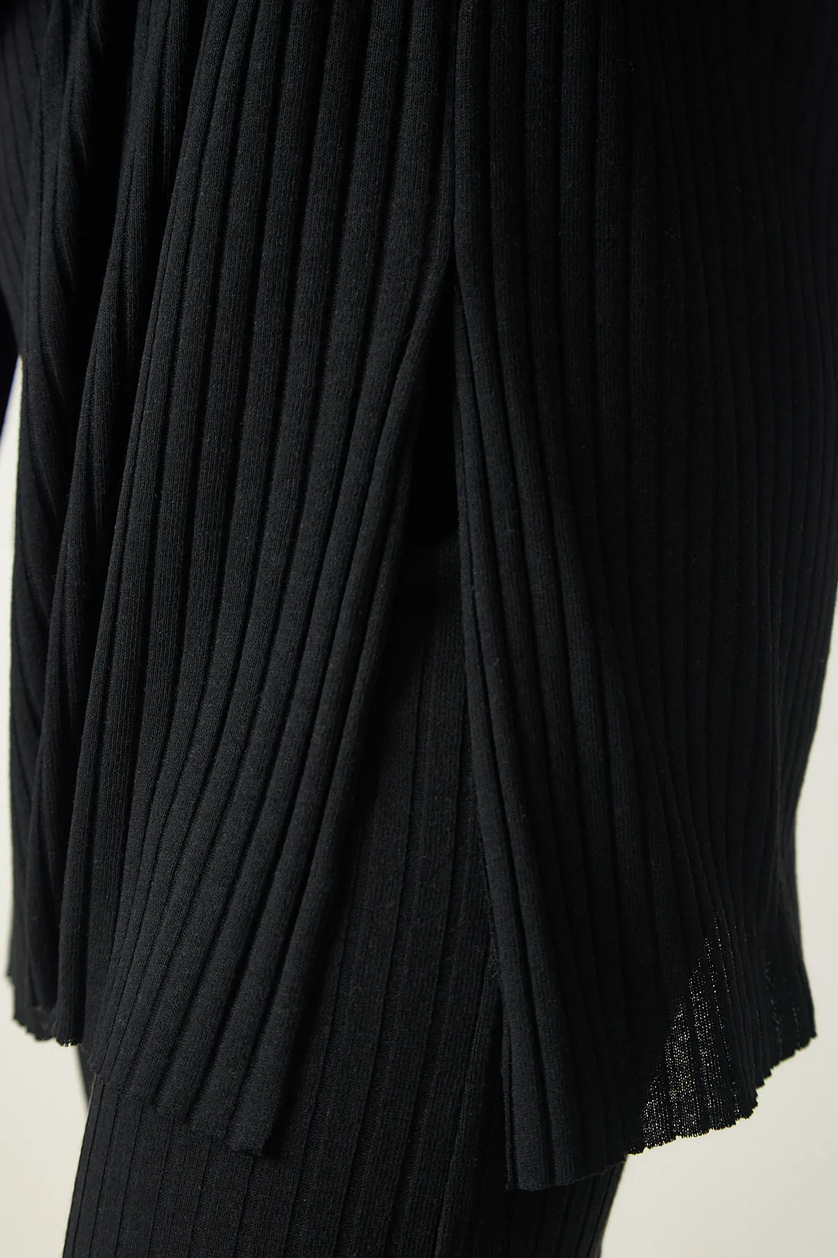 Happiness İstanbul  Schwarzes Damen-Set aus schnurgebundener Strickbluse und Hose OW00008