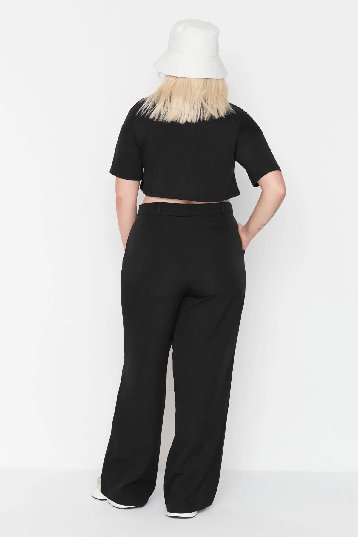 Trendyol Curve  Schwarze Webhose mit weitem Bein TBBAW23AR00007