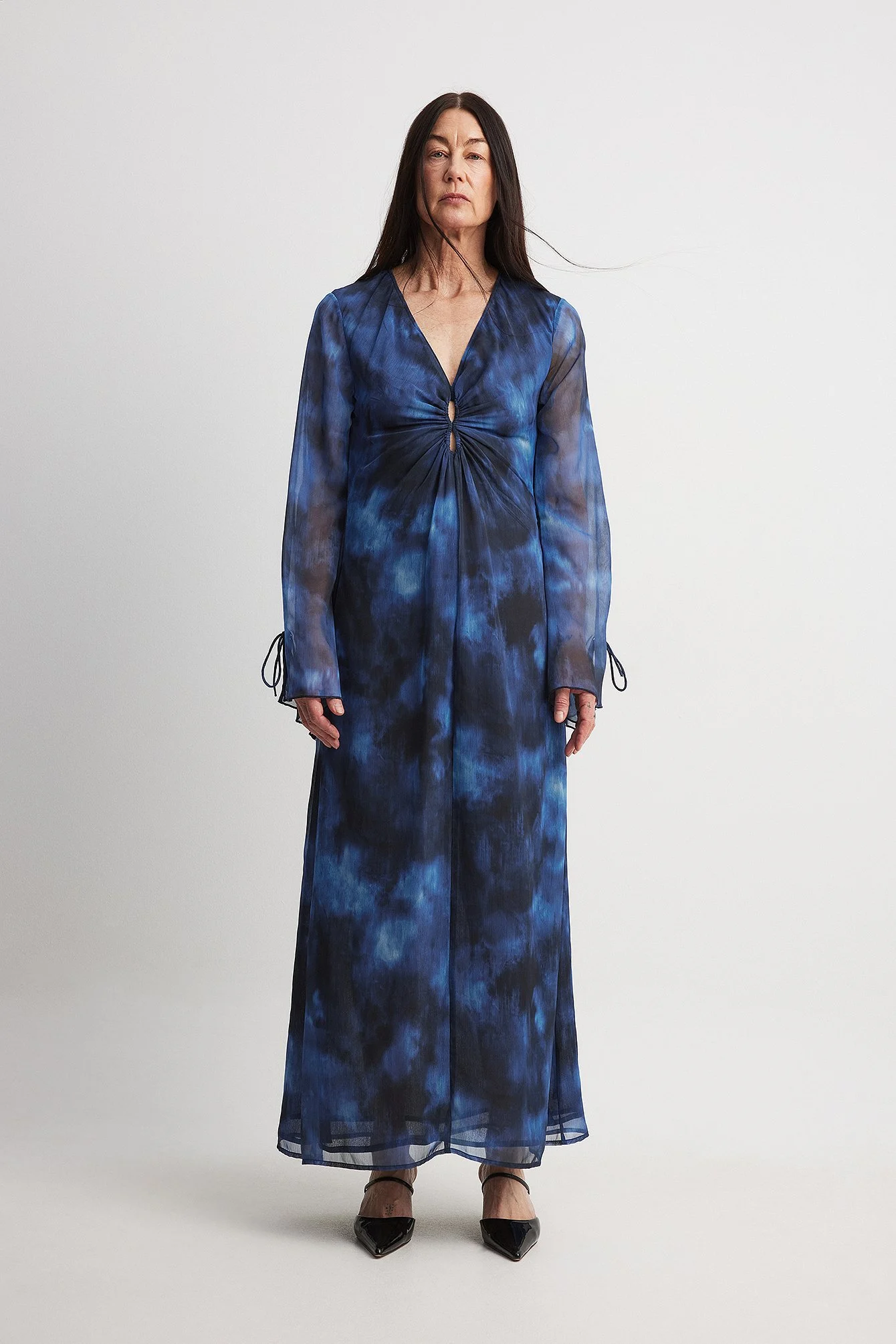 Chiffon-Maxikleid mit Ausschnitt an der Taille