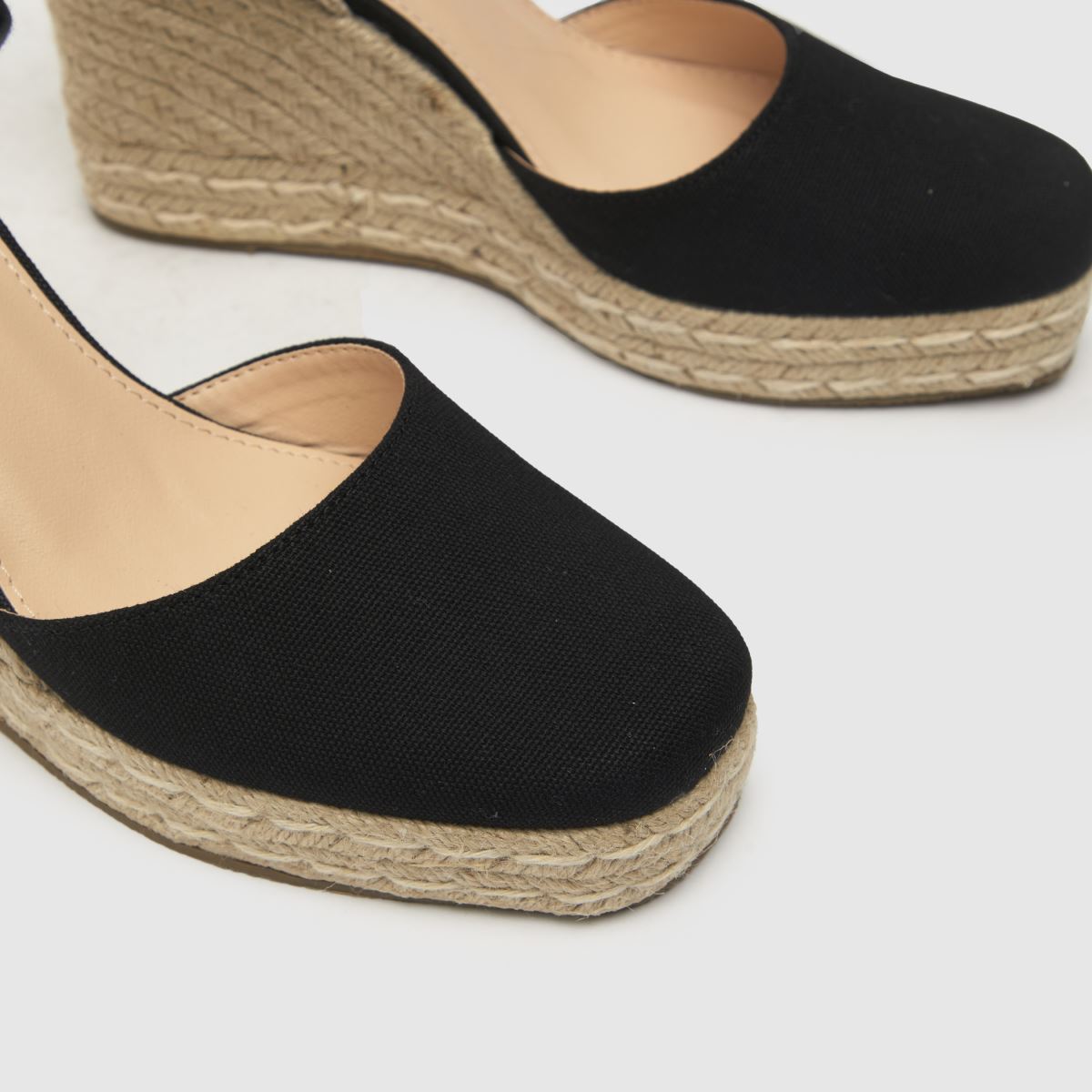 Schuh Venus – Svarta sandaler med kilklack och knytband
