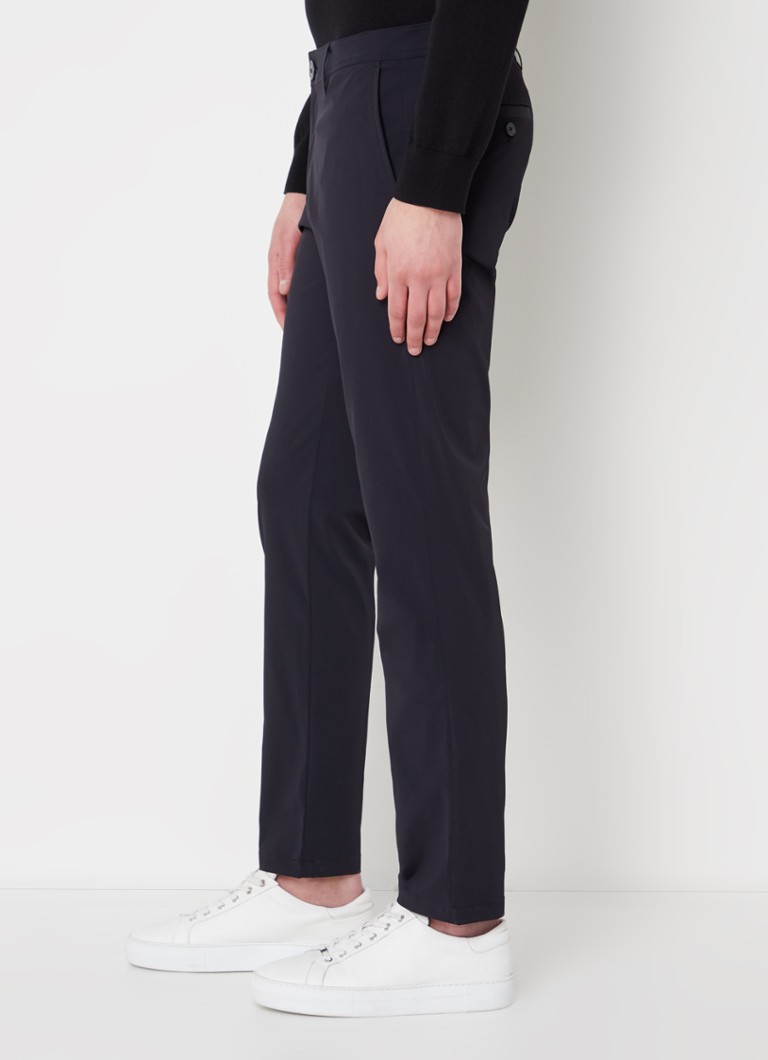 Pantaloni chino slim fit de la Armani Exchange, cu talie elastică și buzunare laterale.