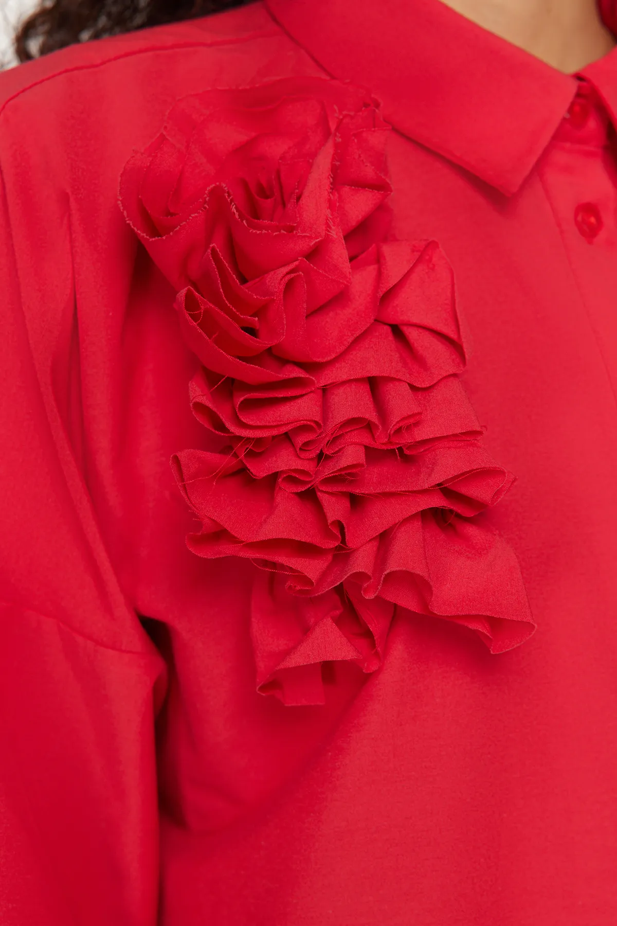 Trendyol Modest  Rotes gewebtes Baumwollhemd mit Blumenapplikationen TCTSS24TG00030