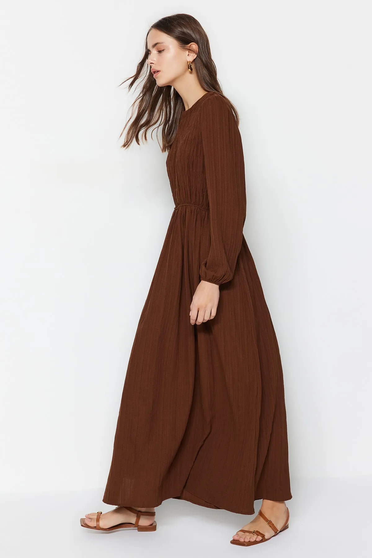 Trendyol Modest  Braunes gewebtes Kleid mit elastischer Taille und Gipe-Detail TCTSS23EB00026