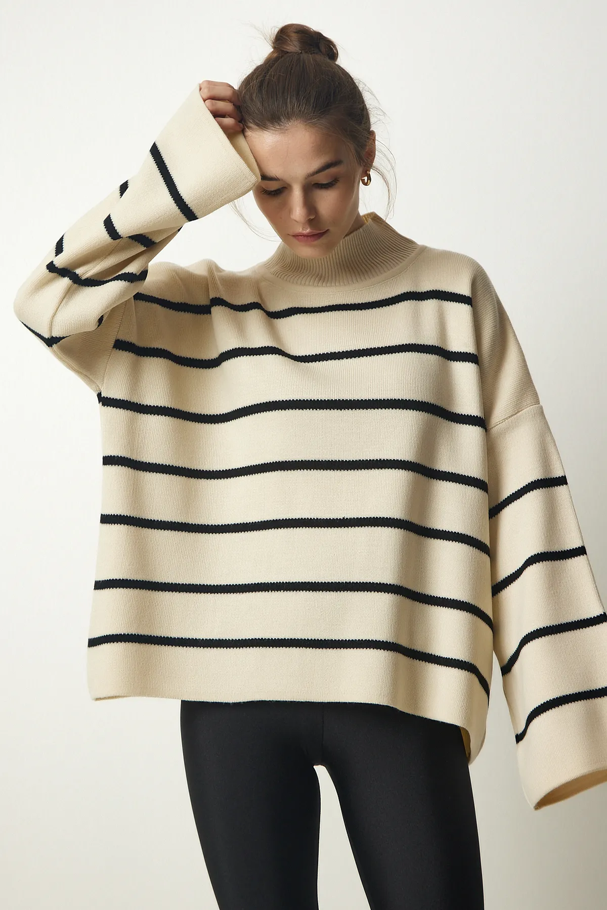 Happiness İstanbul  Cremefarbener, gestreifter Oversize-Strickpullover mit Stehkragen für Damen NF00076