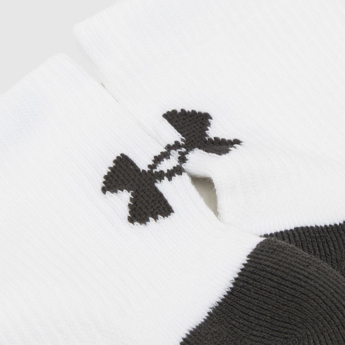 Under Armour – Vita och gråa tech-kvartsstrumpor, 3-pack