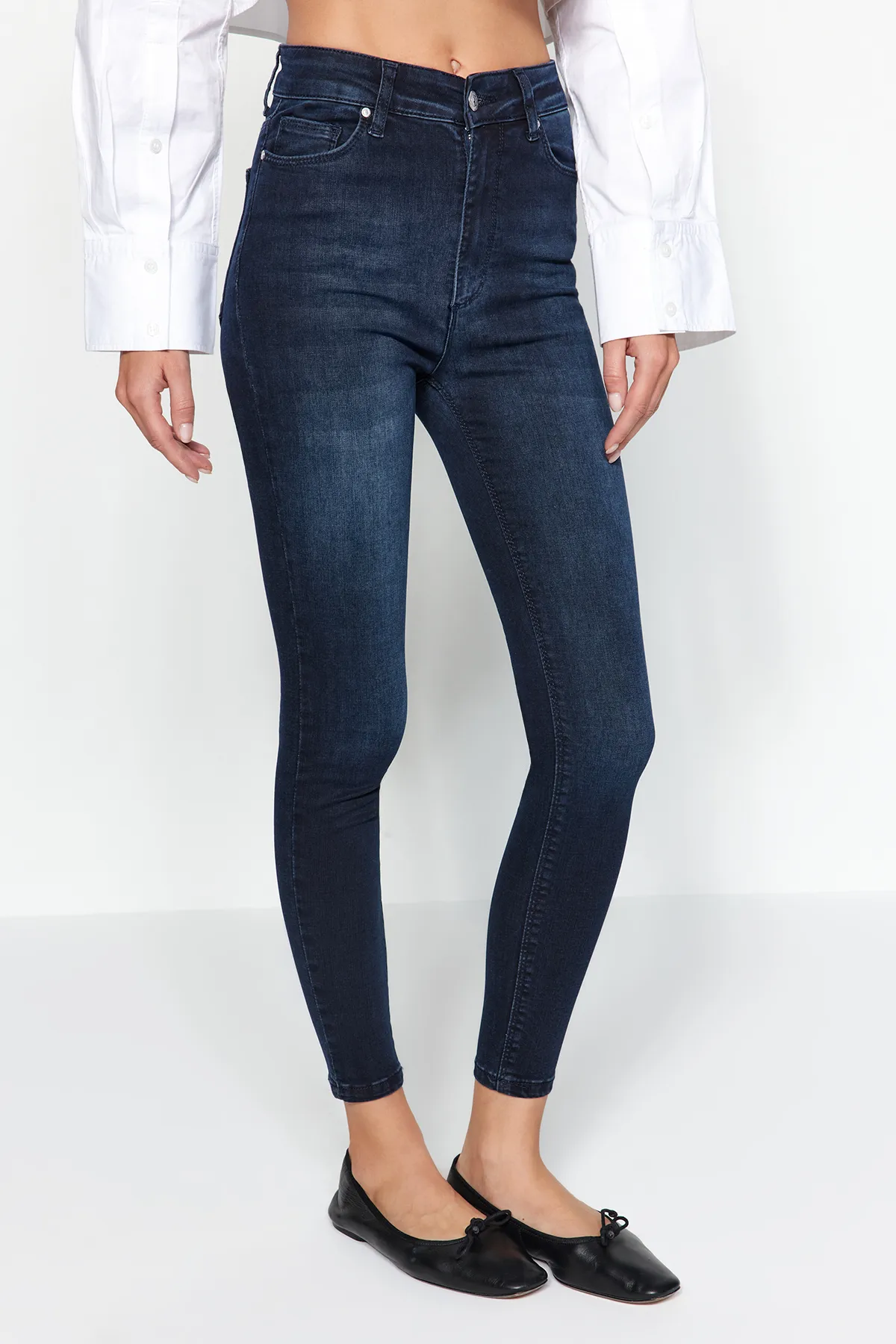 Trendyol Collection  Marineblaue Skinny Jeans mit hoher Taille TWOAW24JE00066