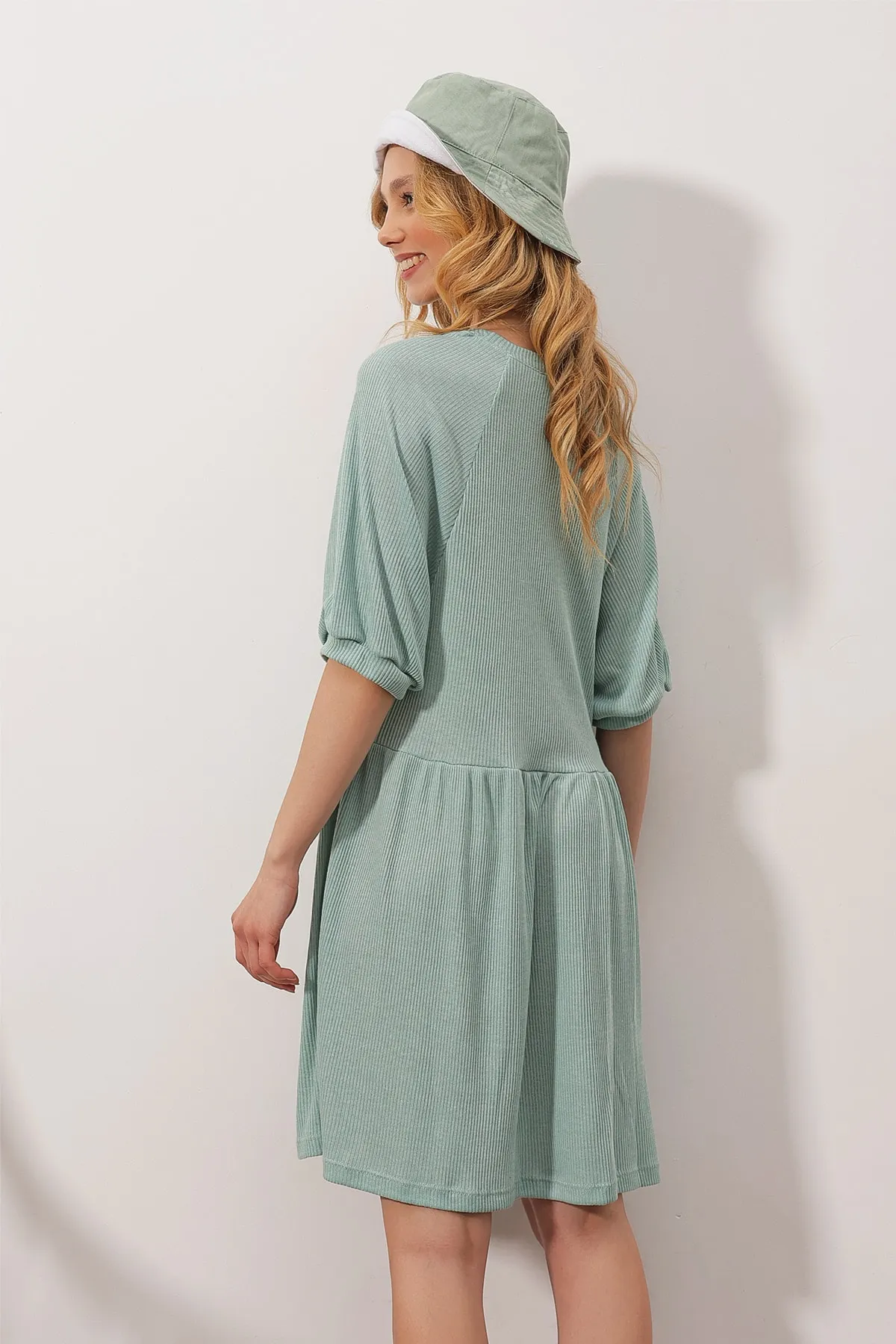 Trend Alaçatı Stili  Grünes Fledermausärmel-Streukleid für Damen ALC-X6407