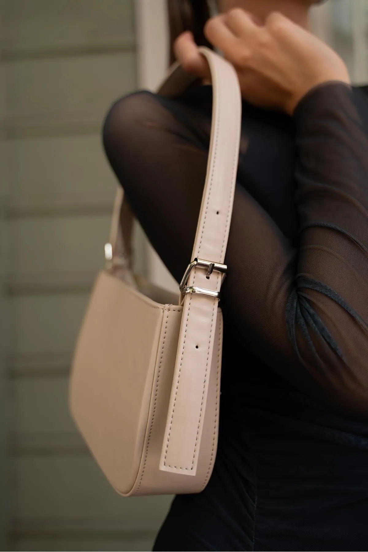 Madamra  Cremefarbene Baguette-Tasche für Damen mit Gürtelriemen