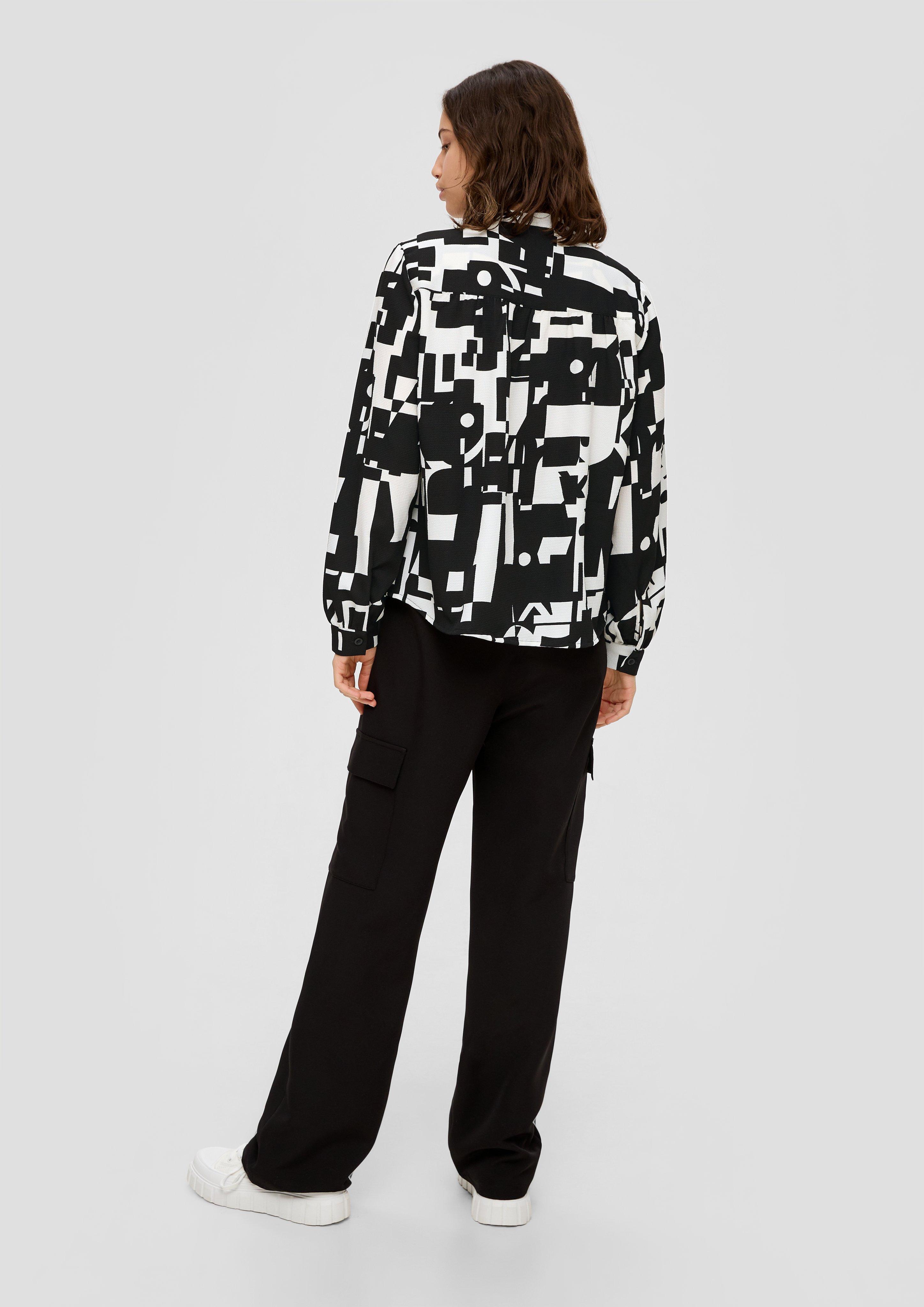 Hochgeschlossene Bluse mit Allover-Print  2140618-99A2