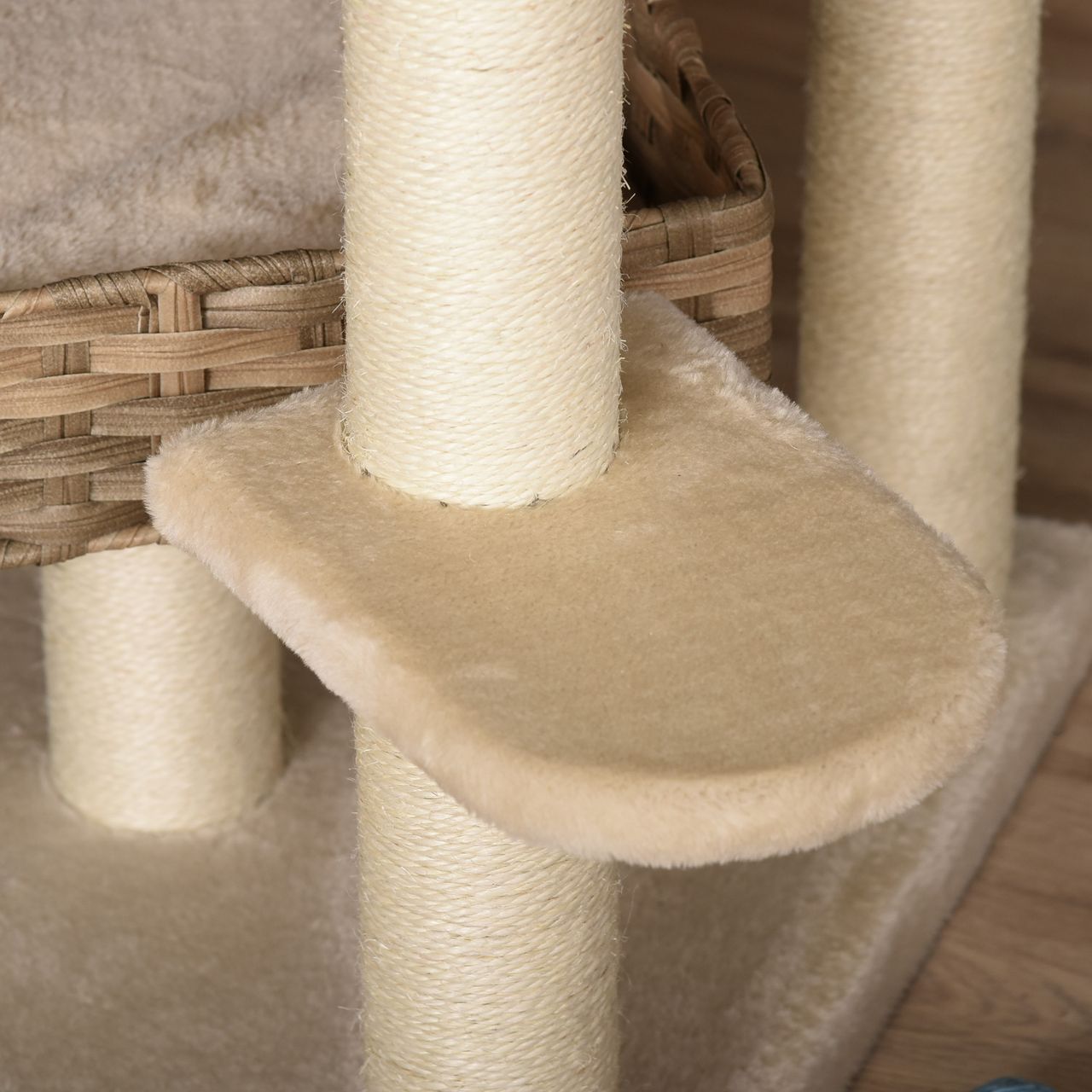 PawHut Rattan Kratzbaum mit Katzenhöhle Hängematte Mehrstufiger Katzenbaum Kletterbaum für Katzen E1 MDF Sisal Beige Braun 55 x 55 x 174 cm