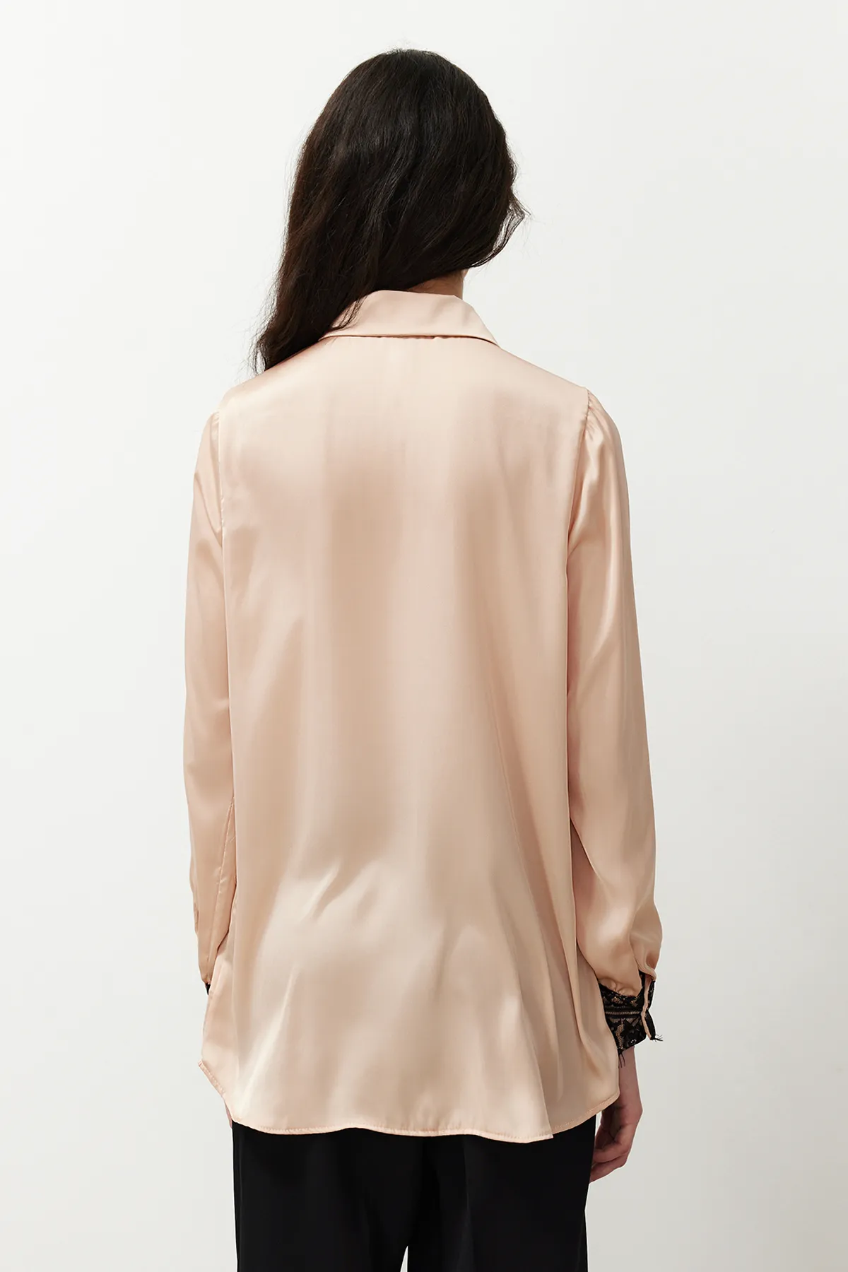 Trendyol Modest  Beiges Hemd aus gewebtem Satin mit Spitzendetail TCTSS24TG00024