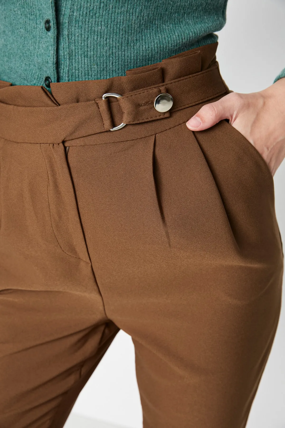 Trendyol Collection  Braune Karotte mit schmalem Beingürtel, detaillierte plissierte Webhose TWOSS20PL0131