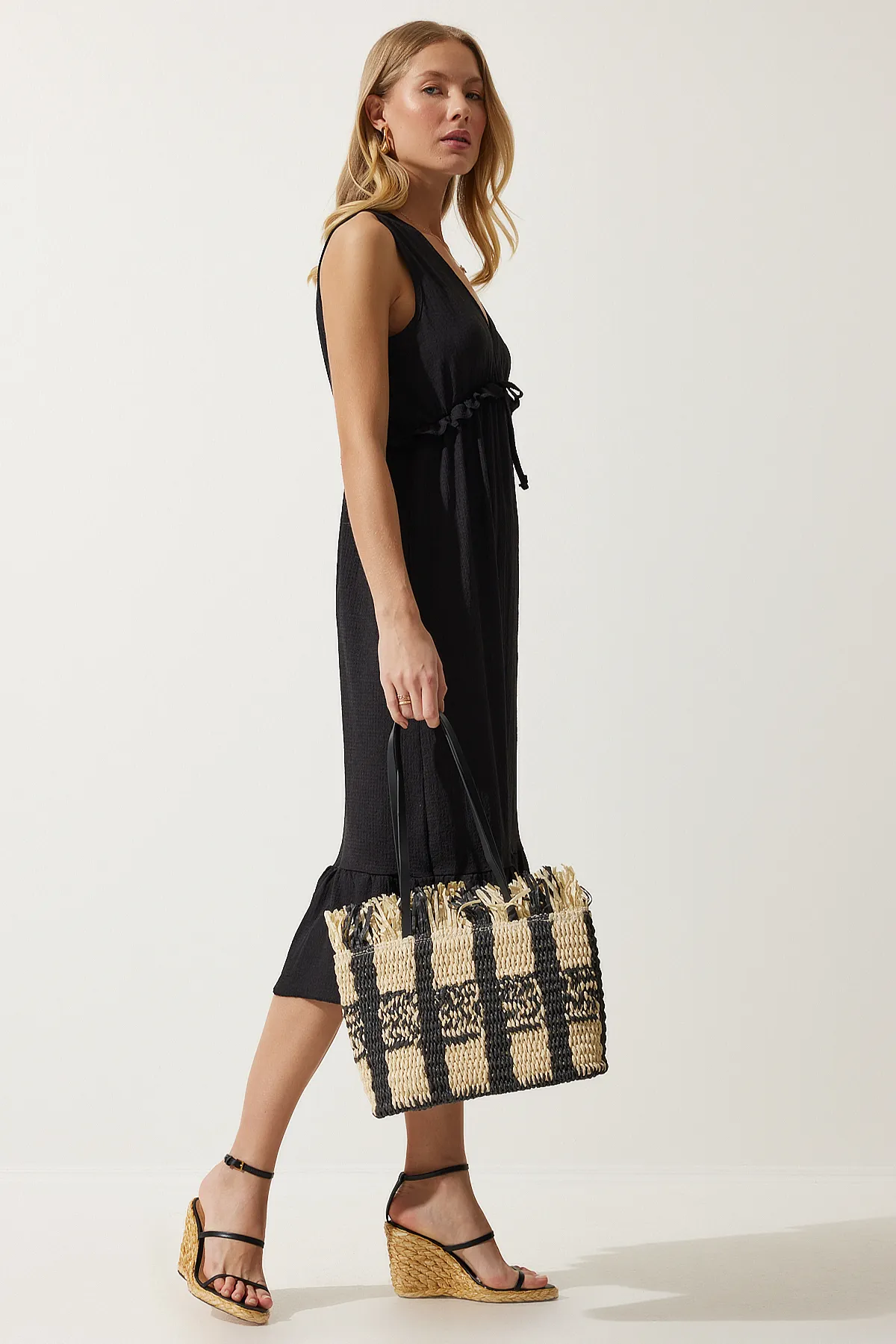 Happiness İstanbul  Schwarzes Damen-Strickkleid mit tiefem V-Ausschnitt und dicken Trägern MC00268