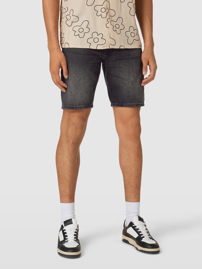 Jeansshorts mit Label-Patch Modell 'EDGE' in schwarz