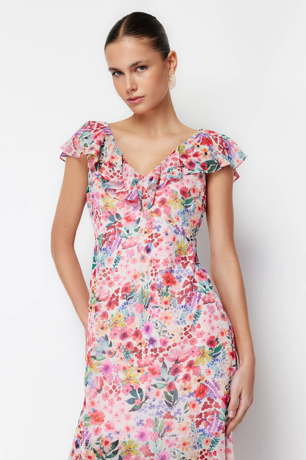 Trendyol Collection  Rosafarbenes, mit Chiffon gefüttertes Maxi-Webkleid mit Rüschen TWOSS24EL00149