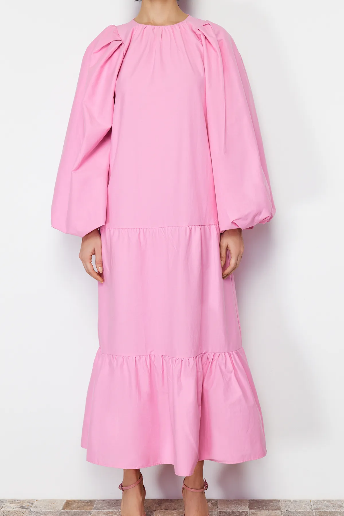 Trendyol Modest  Mehrlagiges, gewebtes Kleid aus Baumwolle mit Ballonärmeln in Rosa TCTSS24EB00070